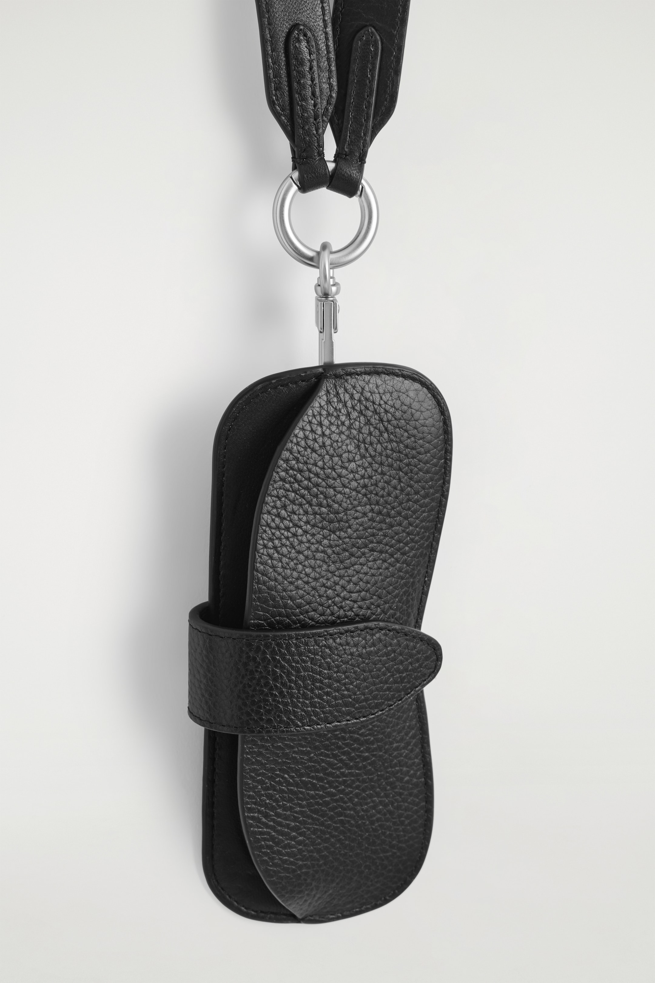 Grösseres Bild ansehen: SONNENBRILLENETUI AUS LEDER MIT TRAGEBAND - SCHWARZ - HERREN | H&M CH 3