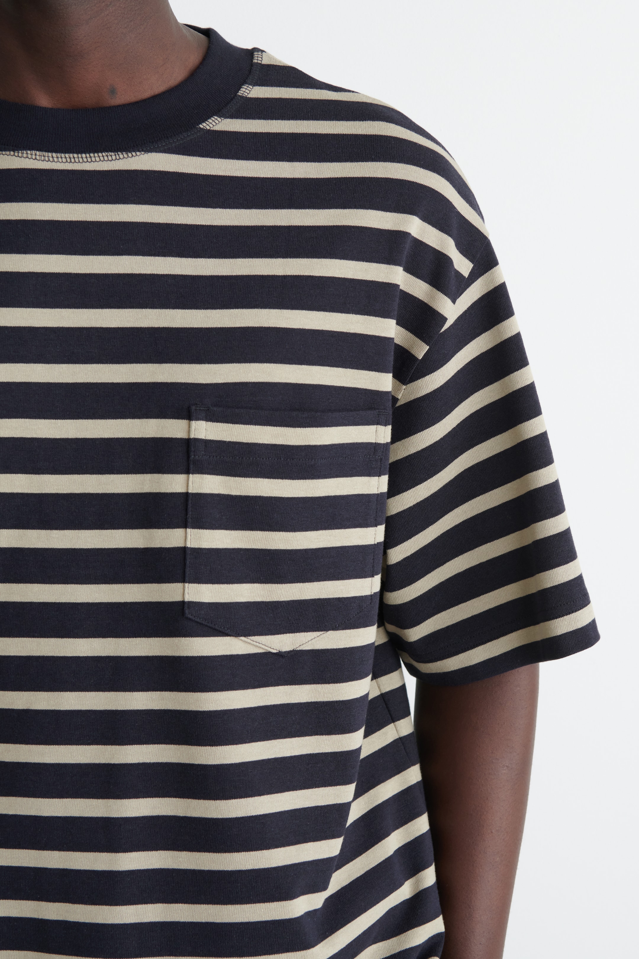 Se større billede: KRAFTIG T-SHIRT I BOMULD – OVERSIZED - MARINEBLÅ / STRIBET - HERRE | H&M DK 4