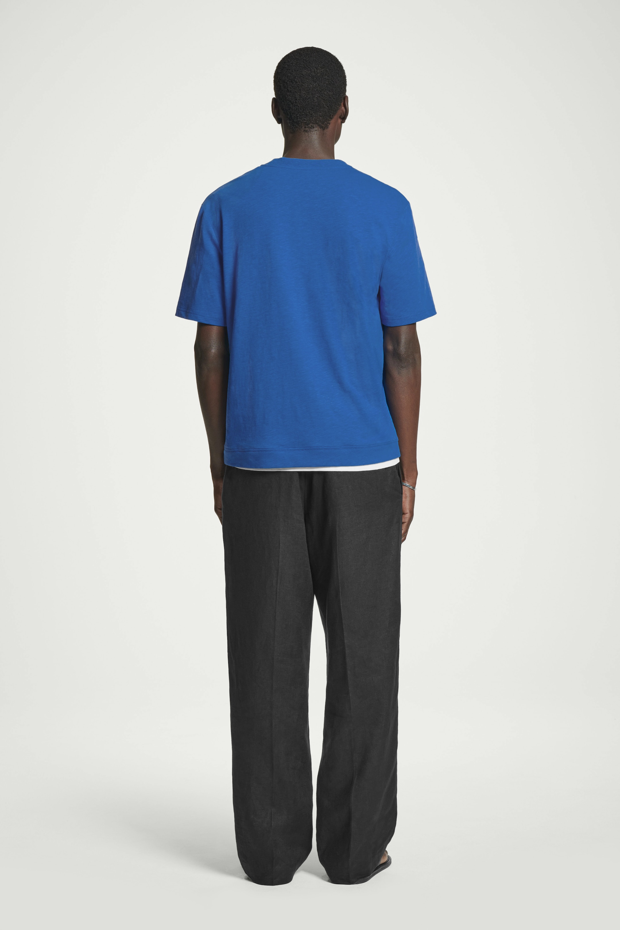 Größeres Bild ansehen: LOCKERES T-SHIRT AUS BAUMWOLL-LEINEN-MIX - Blau - Men | H&M DE 4