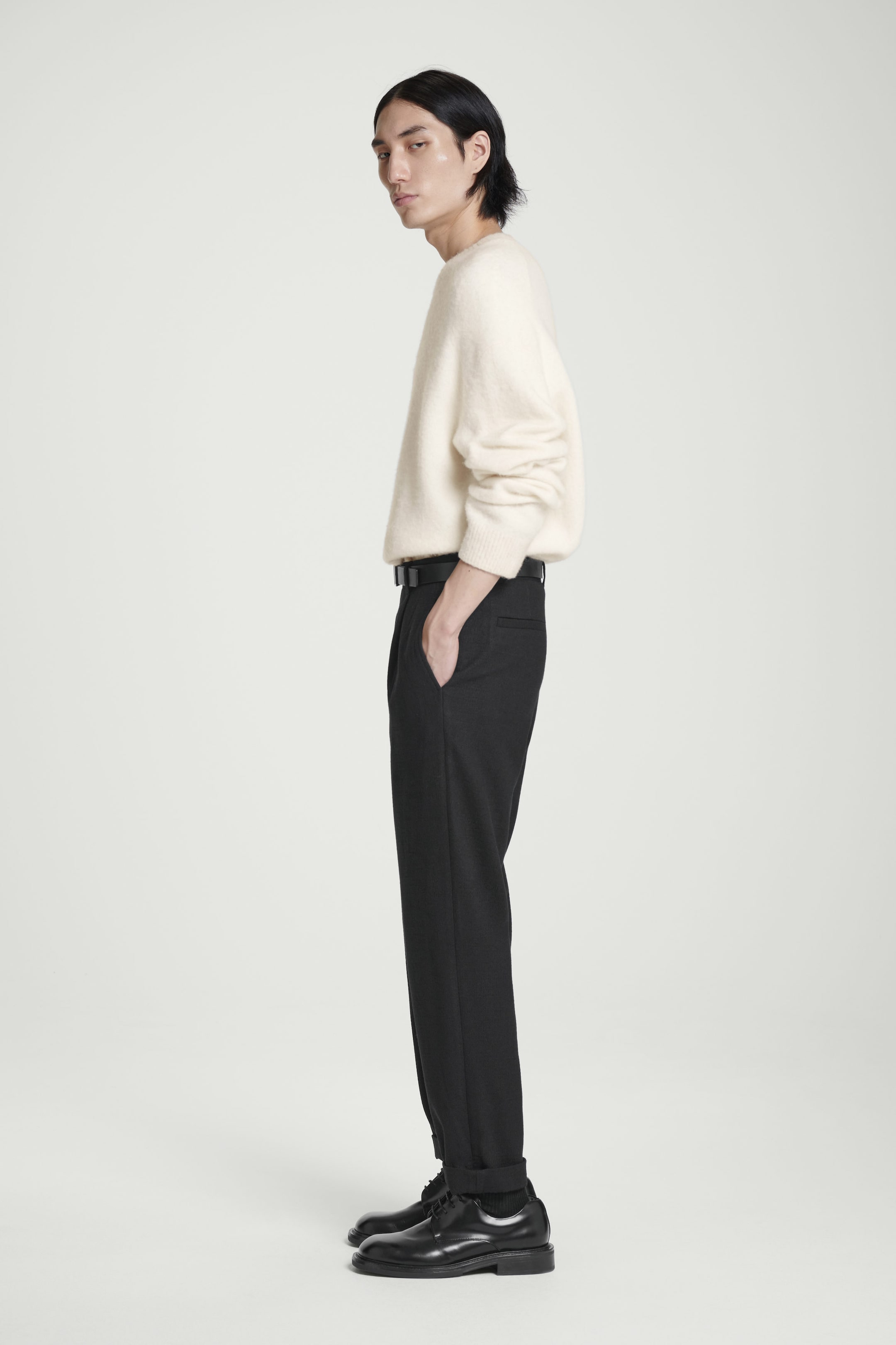 PANTALÓN DE LANA CON PLIEGUES