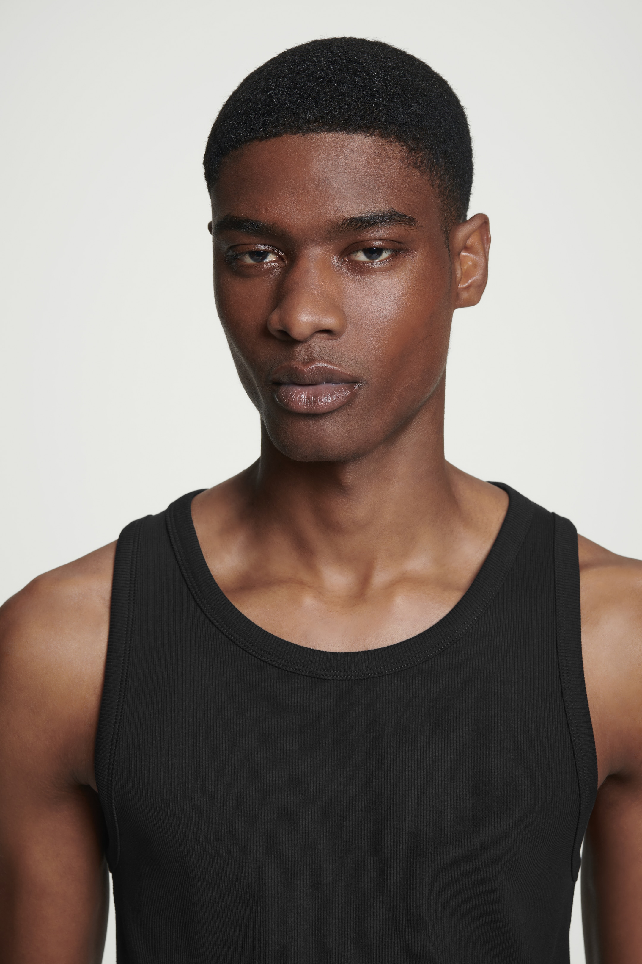 Grösseres Bild ansehen: SCHMALES GERIPPTES TANKTOP AUS BAUMWOLLE - SCHWARZ - HERREN | H&M CH 4