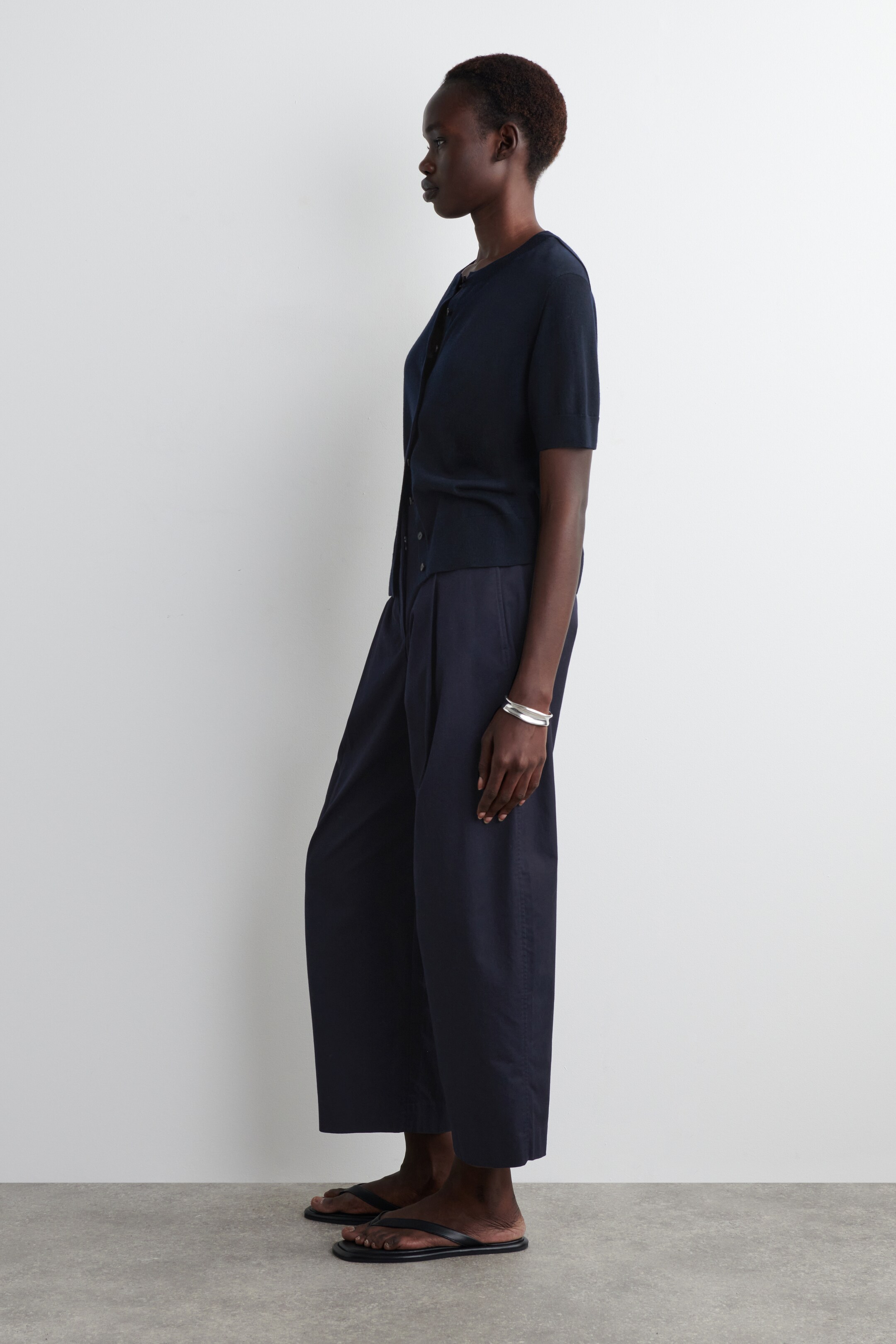 Ingrandisci l'immagine: PLEATED BARREL-LEG CHINOS - NAVY - DONNA | H&M CH 3