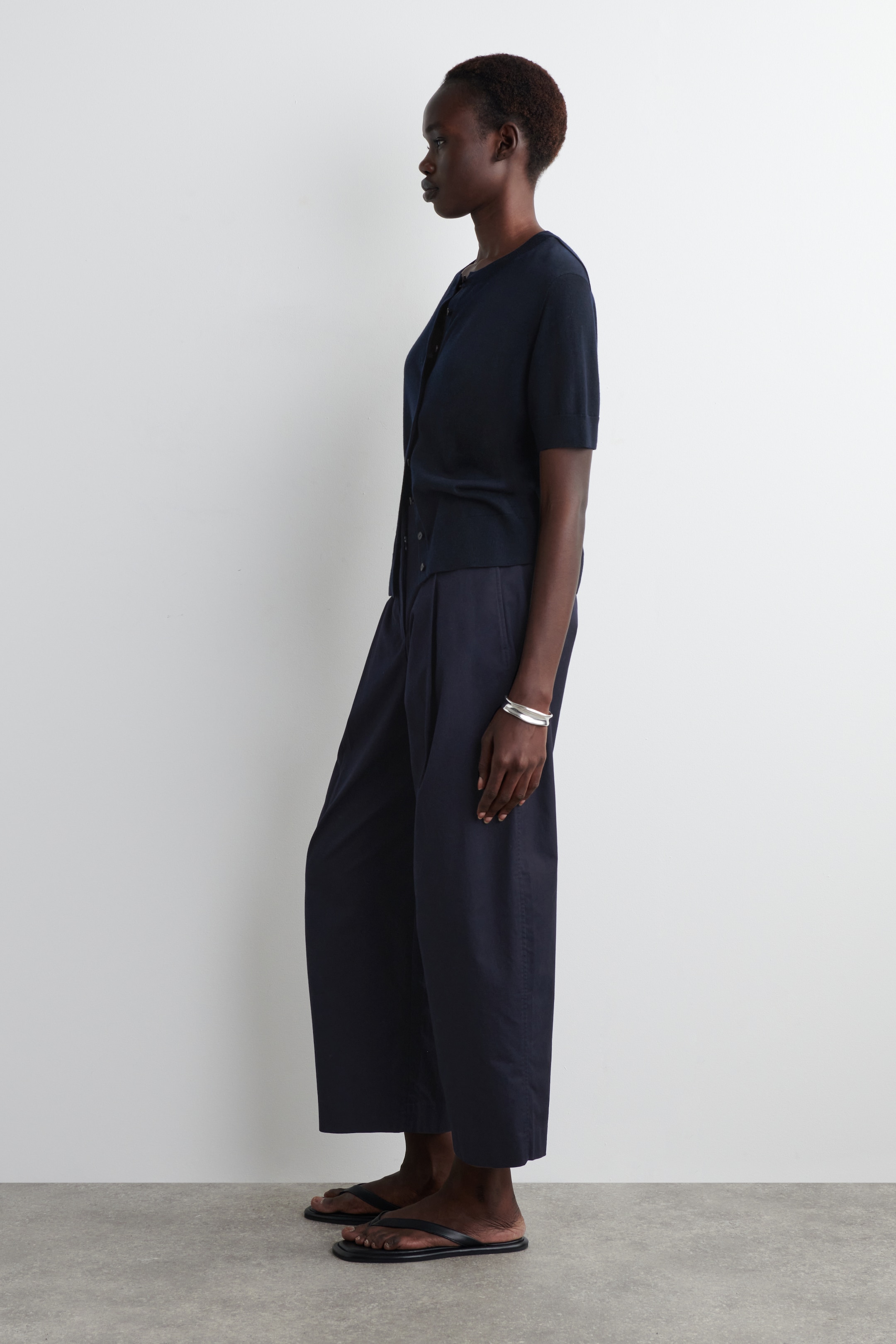 Agrandir l'image: PANTALON CHINO À PLIS STYLE BARREL - BLEU MARINE - FEMME | H&M CH 3