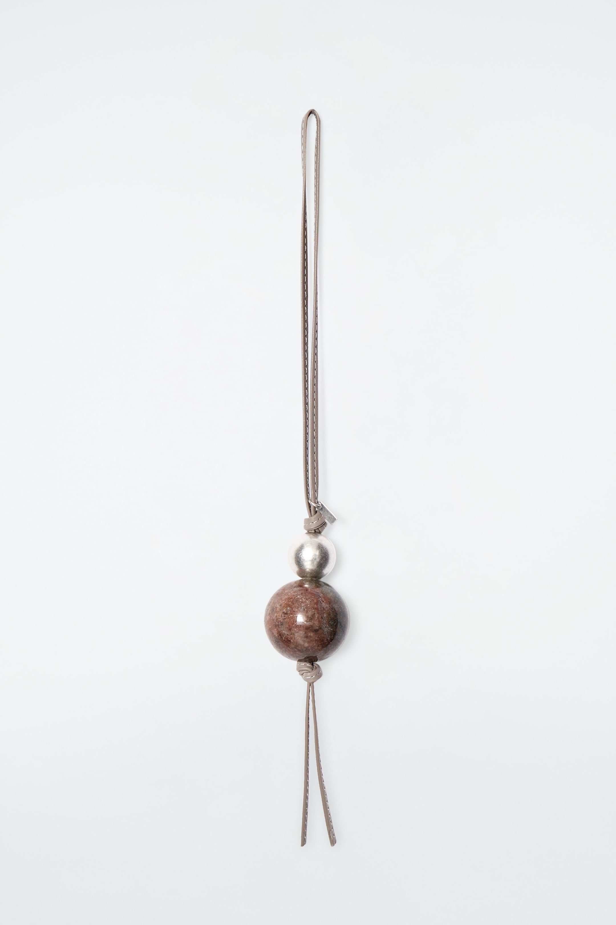 TASCHENANHÄNGER AUS LEDER MIT PERLEN