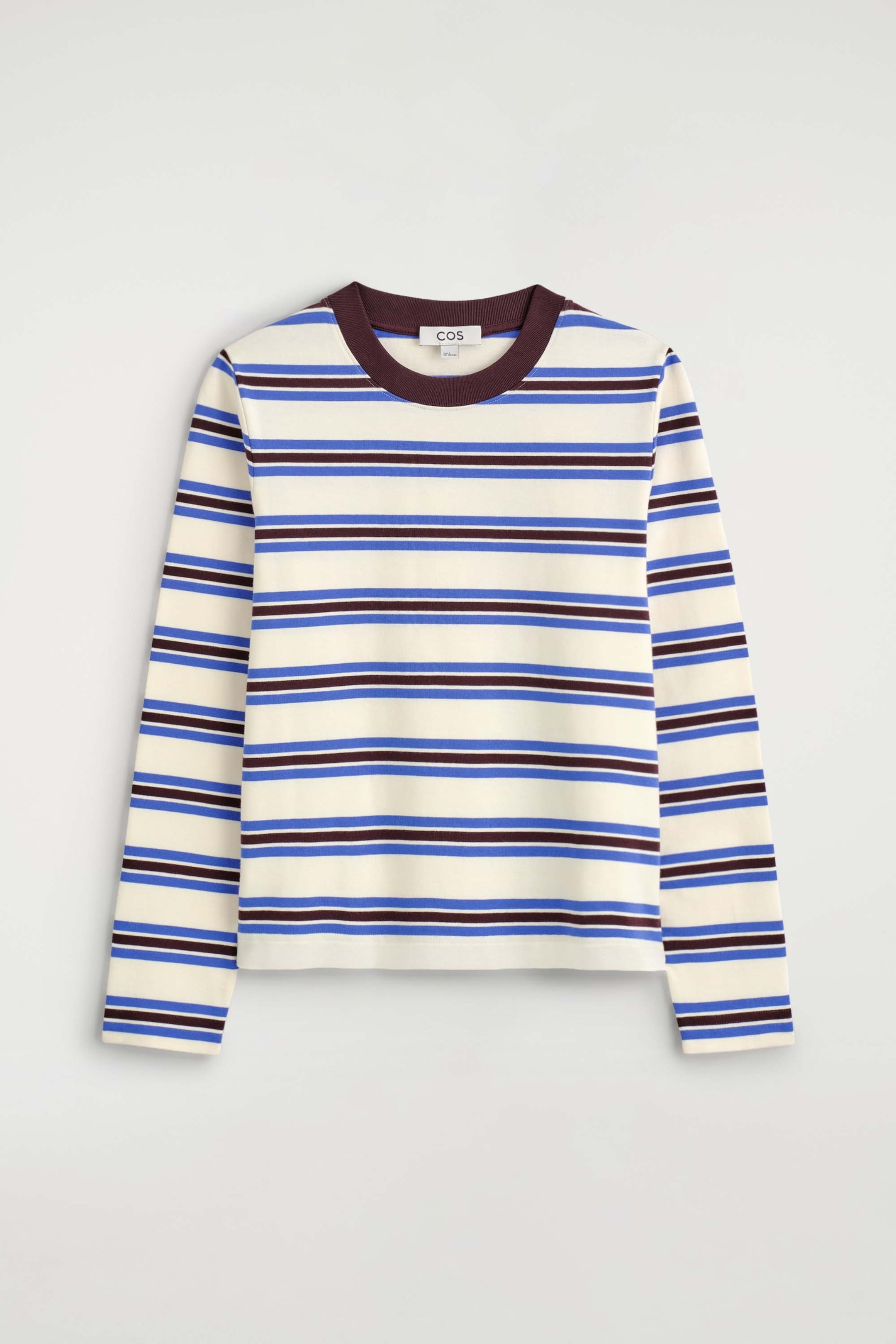 Agrandir l'image: Le t-shirt à manches longues à la coupe nette est présenté de face, avec des rayures horizontales crème, bleues et brun foncé. Il met en valeur un col rond côtelé brun foncé contrastant et des manches longues droites.