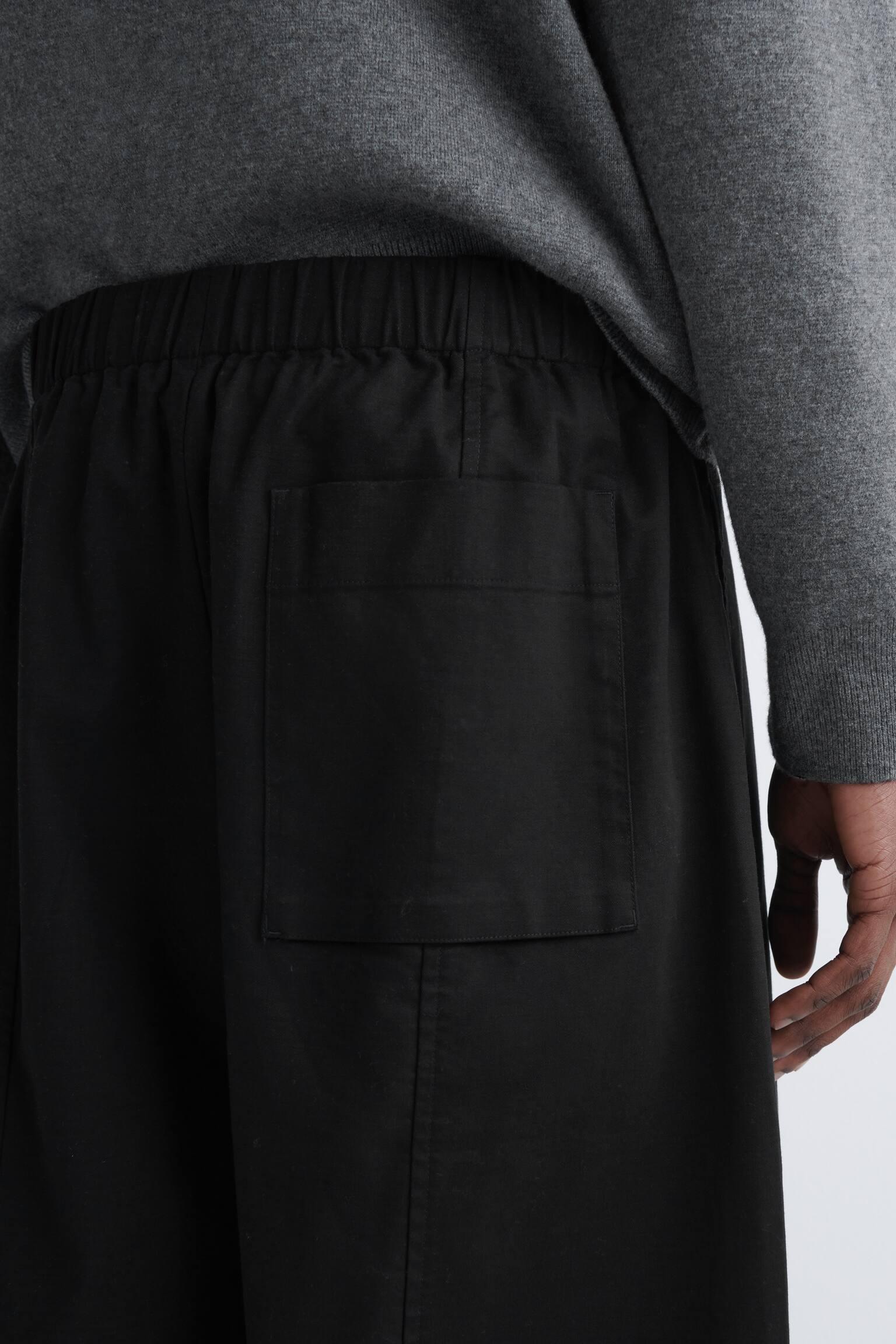 Calças de algodão cropped com perna em balão - PRETO/CINZA/BEGE - 4