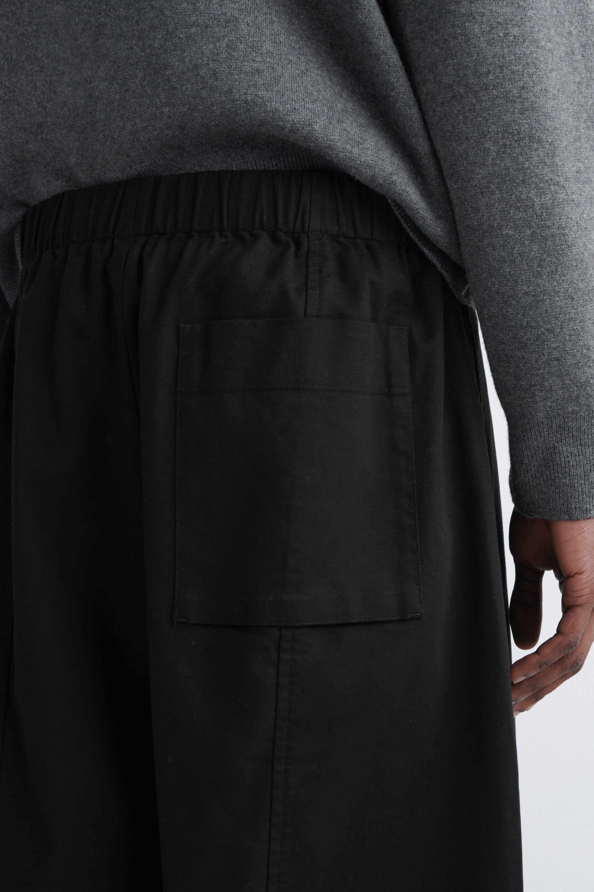 COTTON CROPPED BARREL-LEG PANTS - BLACK | COS US