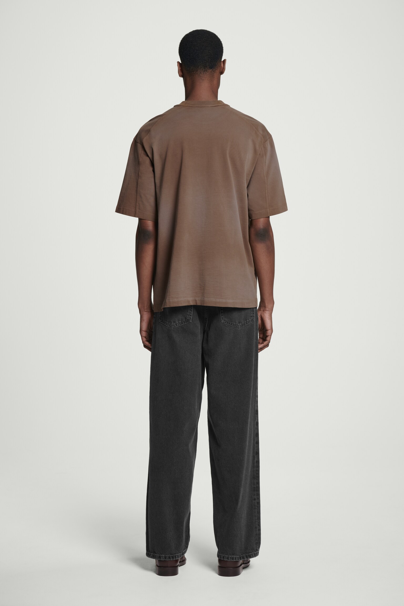 OVERSIZED MOCK-NECK T-SHIRT VAN GEWASSEN JERSEY - BRUIN/ZWART - 8