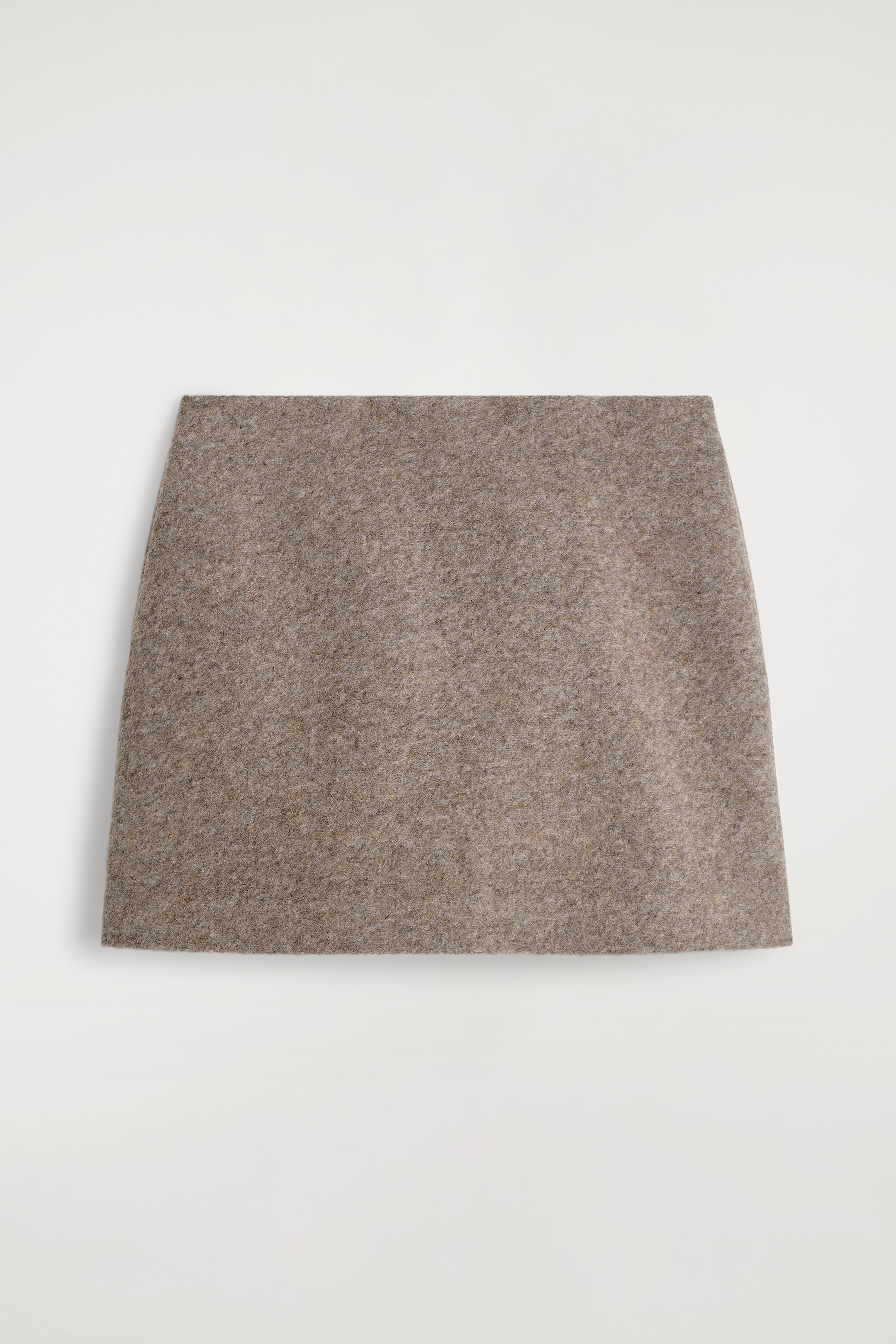 Visualizza immagine più grande: Una gonna è presentata in vista frontale, realizzata in un tessuto misto lana color taupe melange. Presenta una silhouette a trapezio sottile con una vita pulita e piatta e un orlo semplice e dritto.