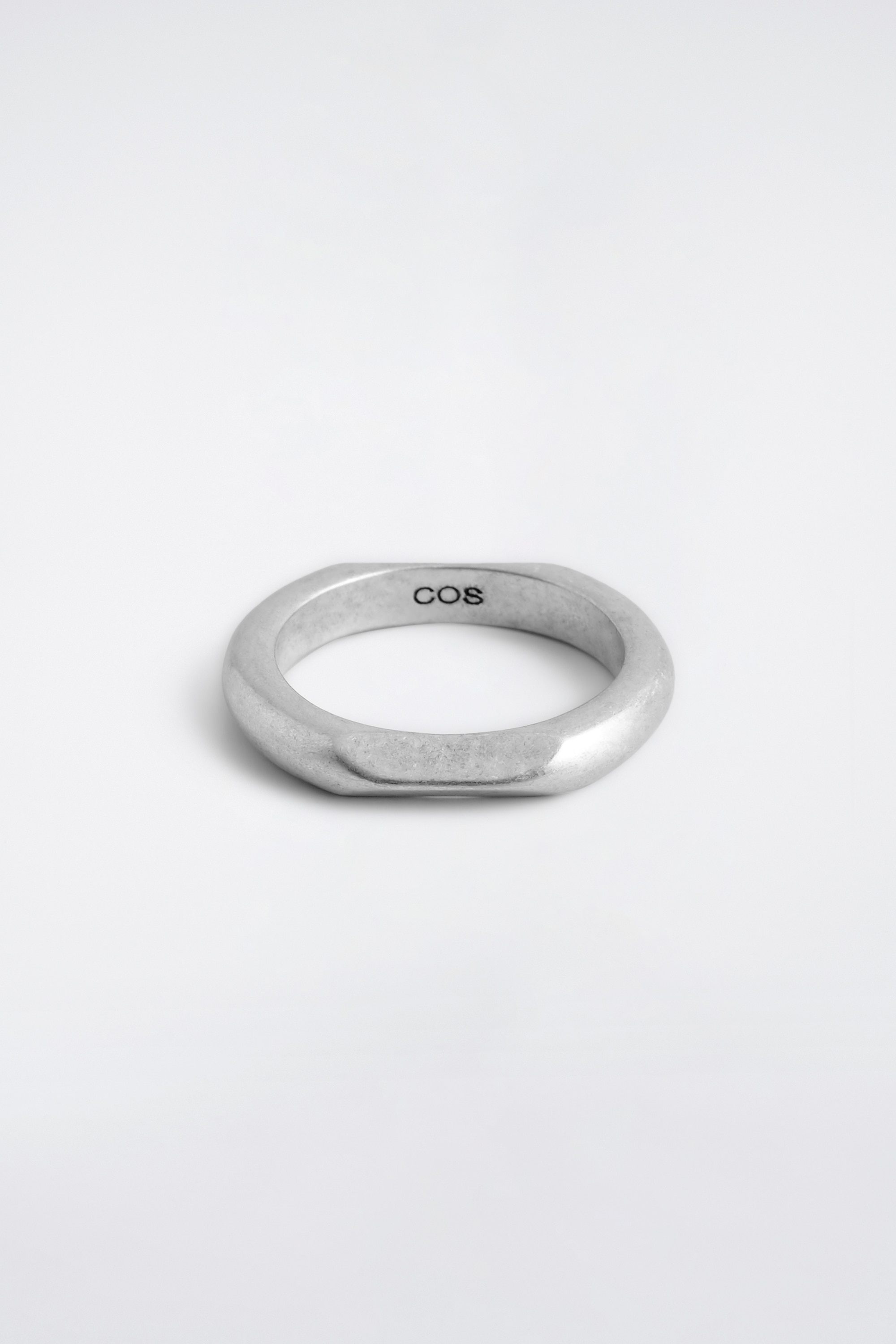 ANILLO CON DETALLE APLANADO - PLATEADO