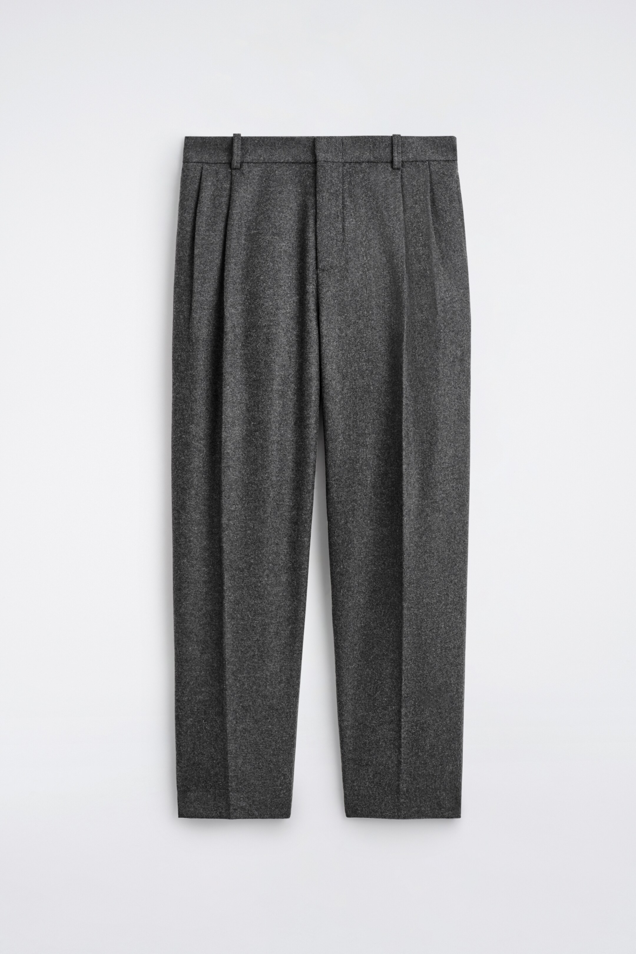 Agrandir l'image: Un pantalon gris foncé est présenté à l'avant, avec un tissu texturé, une ceinture plate avec des passants de ceinture et deux plis orientés vers l'avant de chaque côté. Un pli net descend le devant de chaque jambe droite jusqu'à un ourlet simple.