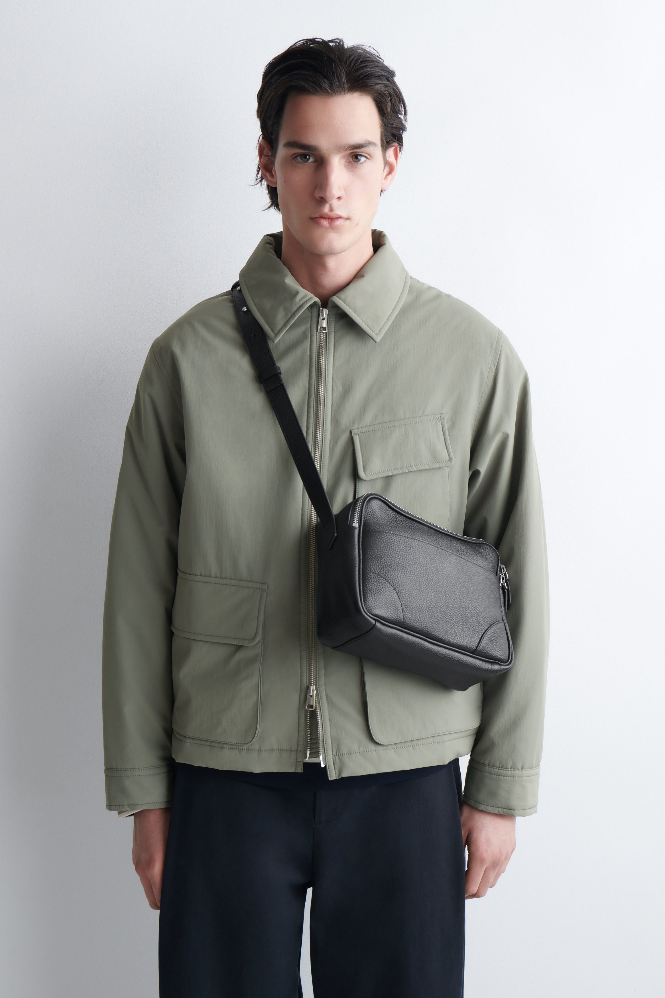 COS レザークロスボディバッグ ブラック CLASSIC CROSSBODY BAG - LEATHER - BLACK | COS US