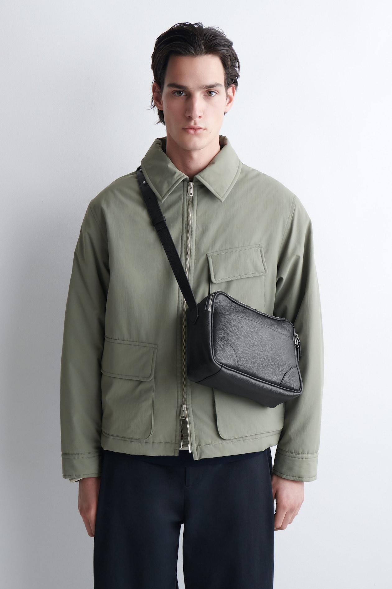 CLASSIC CROSSBODY BAG - LEATHER — BLACK