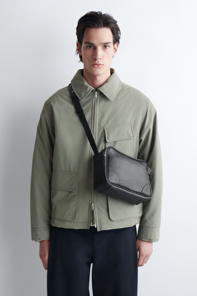 CLASSIC CROSSBODY BAG - LEATHER — BLACK