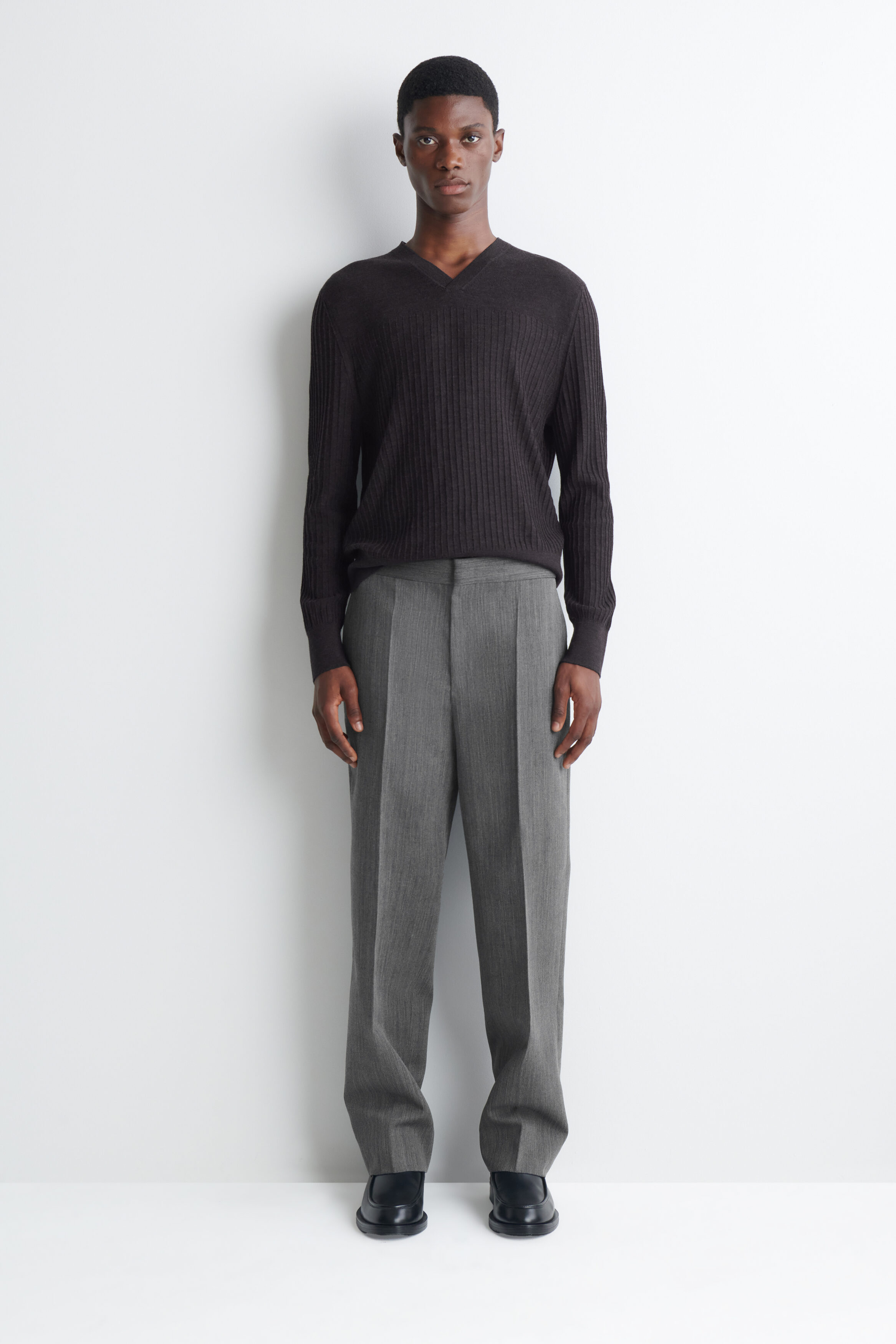 RIBBED FINE MERINO WOOL V-NECK SWEATER - thumbnail 2