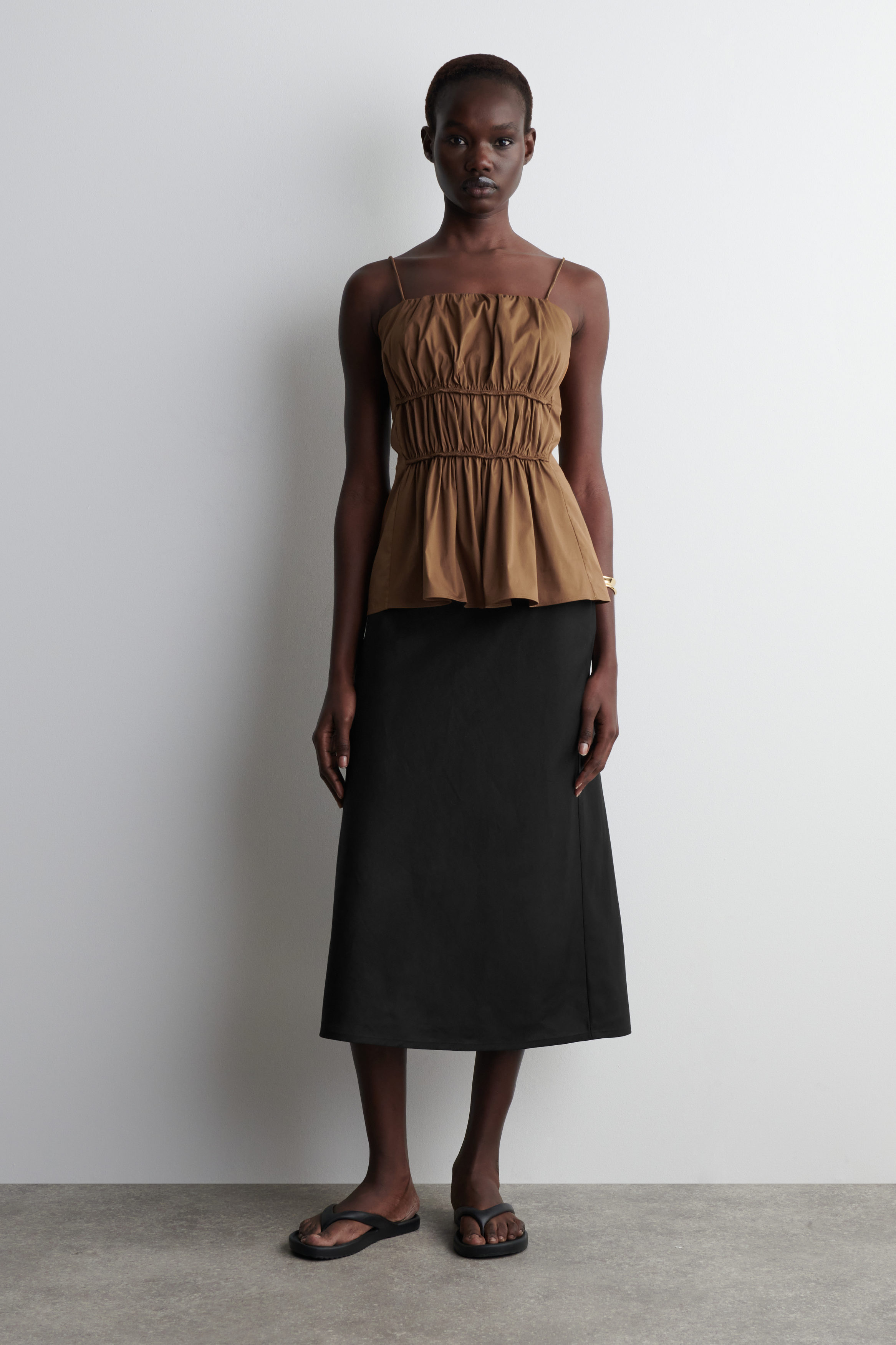 トップス Acka. peplum loose sweat brown GATHERED COTTON PEPLUM TOP - BROWN | COS