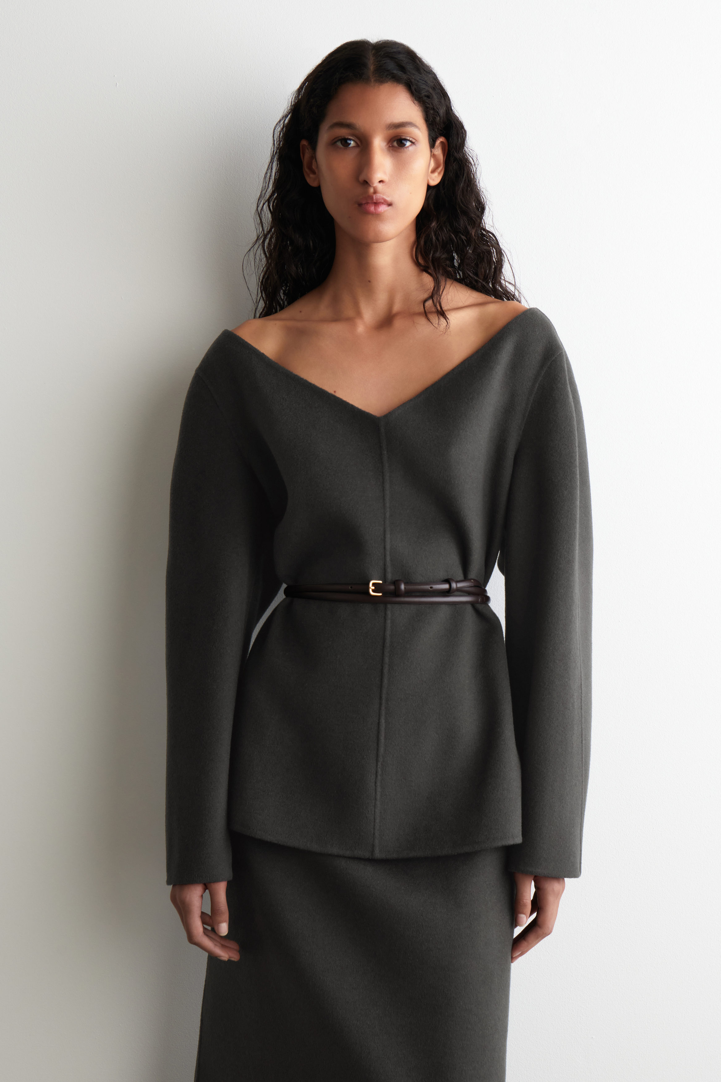 BLACK SHEEP レディースXXS DOUBLE-FACED WOOL V-NECK TOP - STEEL | COS