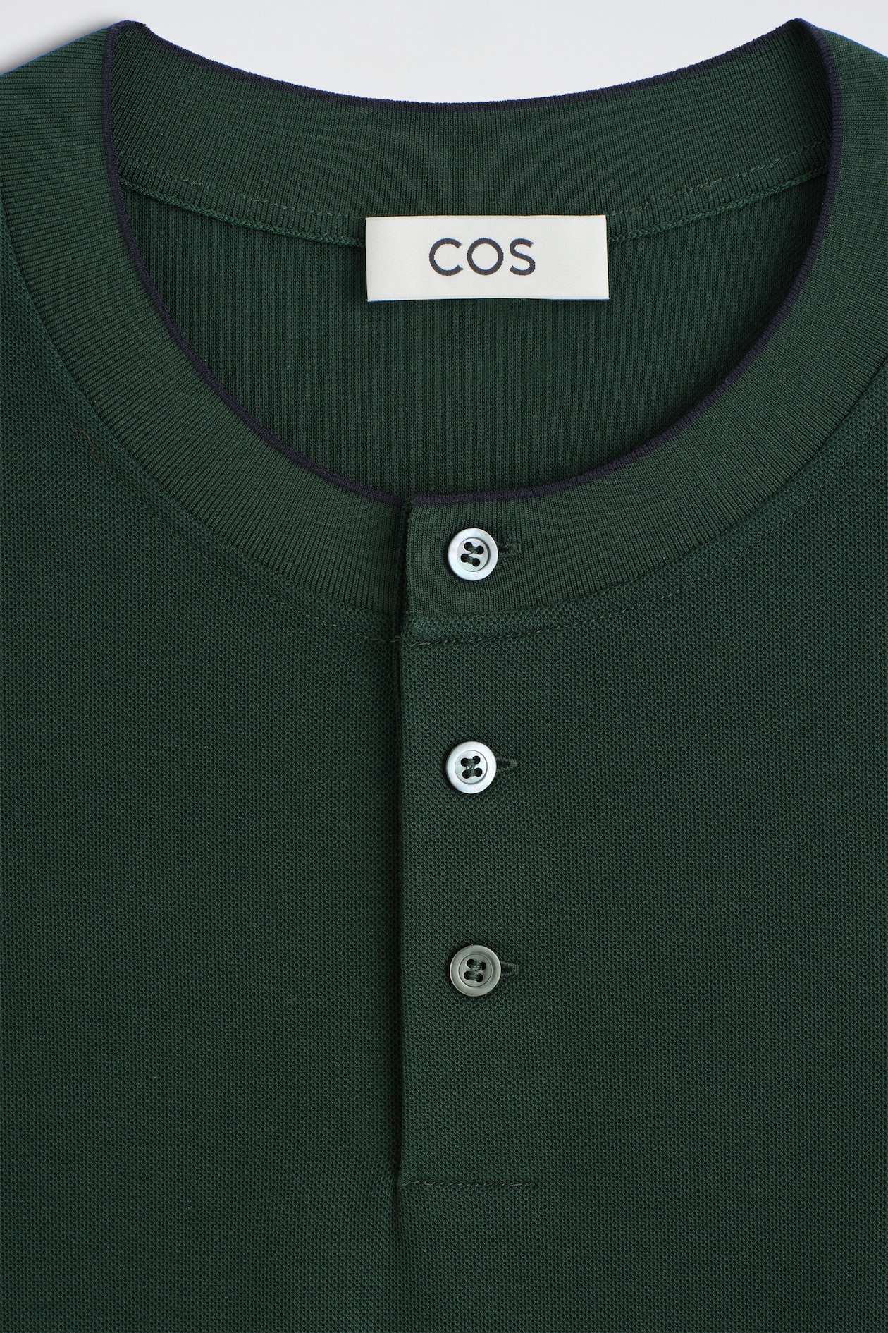 CONTRAST-TIPPED COTTON-PIQUÉ HENLEY TOP — FOREST GREEN
