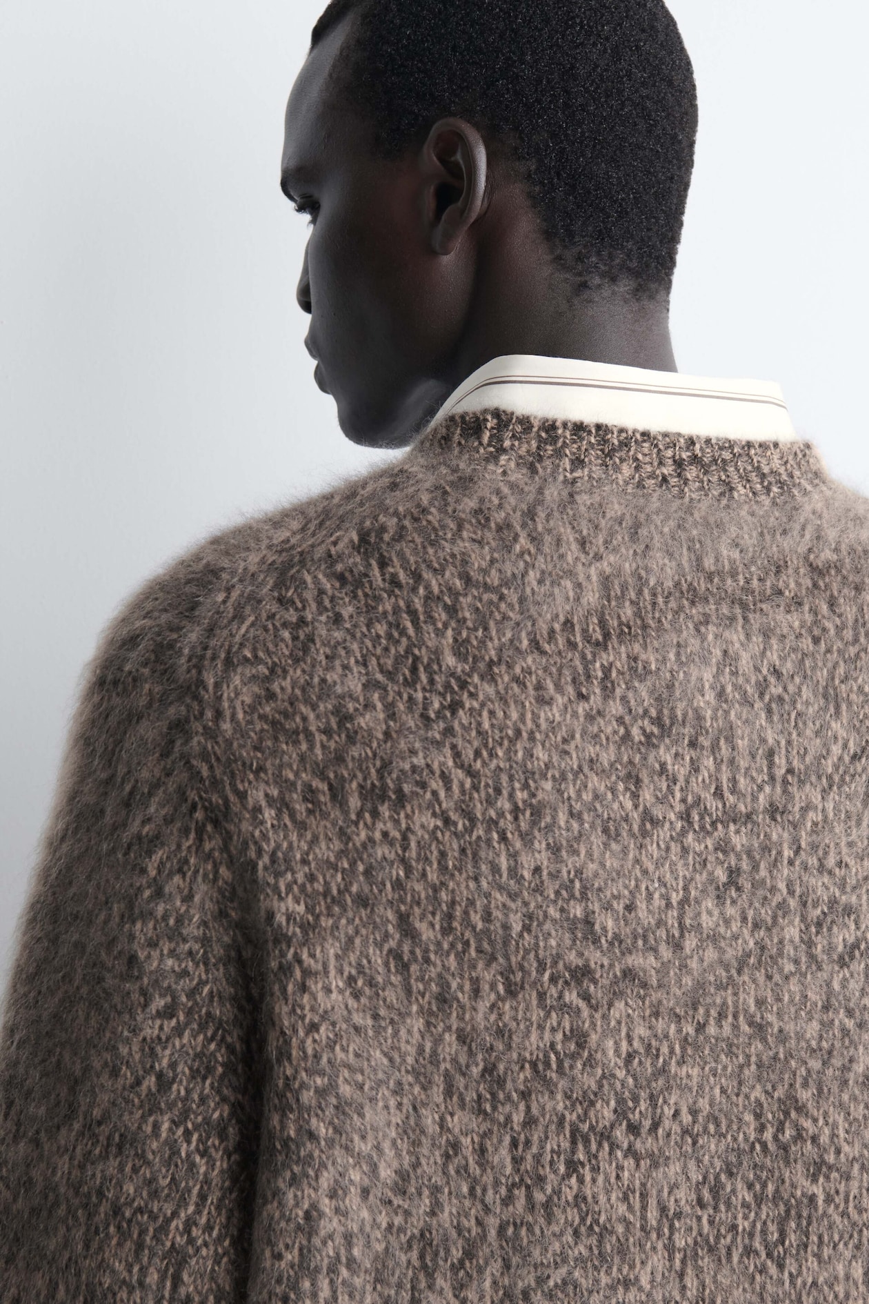 TWO-TONE BRUSHED PURE CASHMERE CREW-NECK SWEATER — MOCHA MÉLANGE