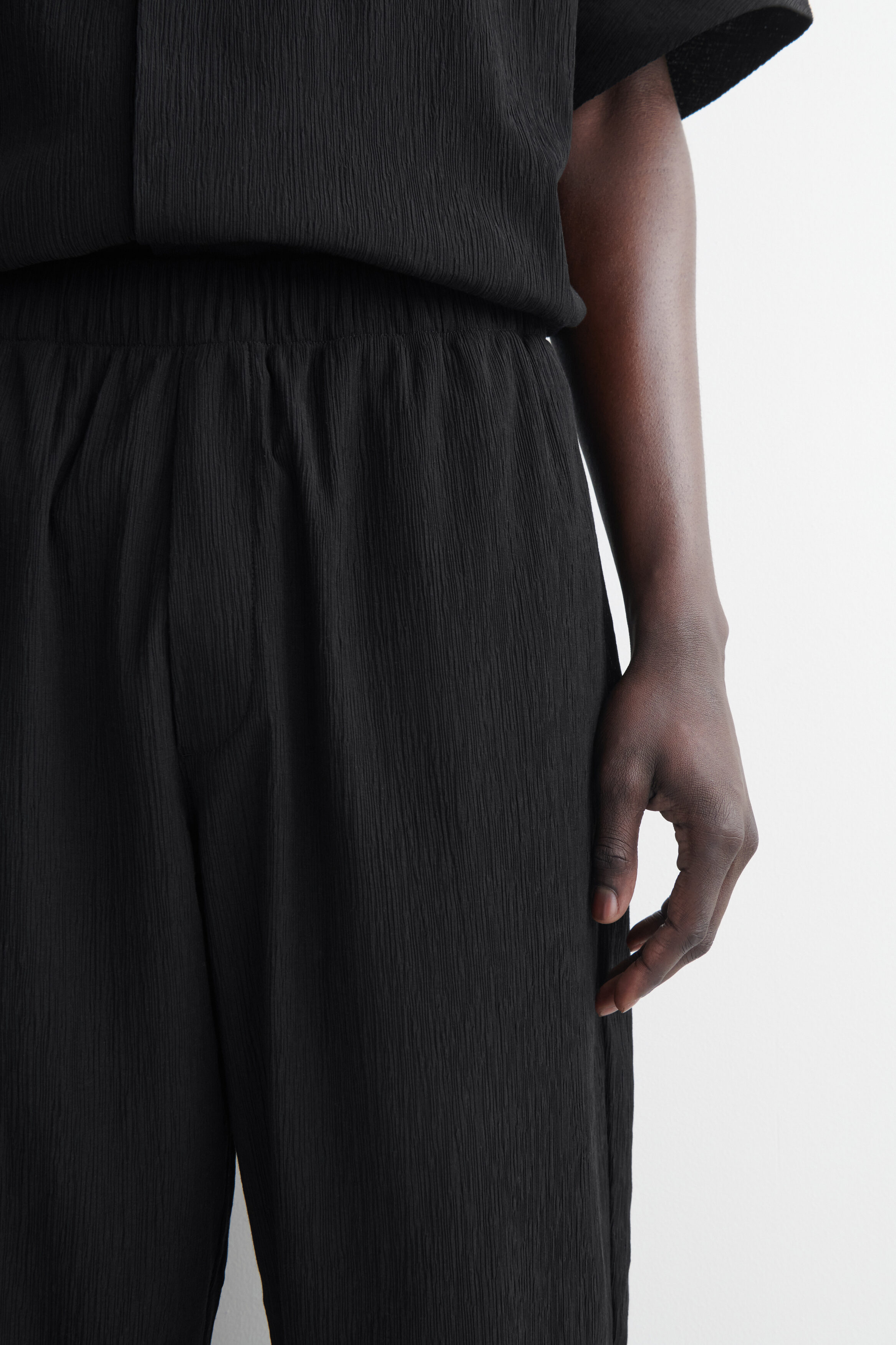 CRINKLED-COTTON RELAXED-FIT TAPERED PANTS - BLACK | COS US