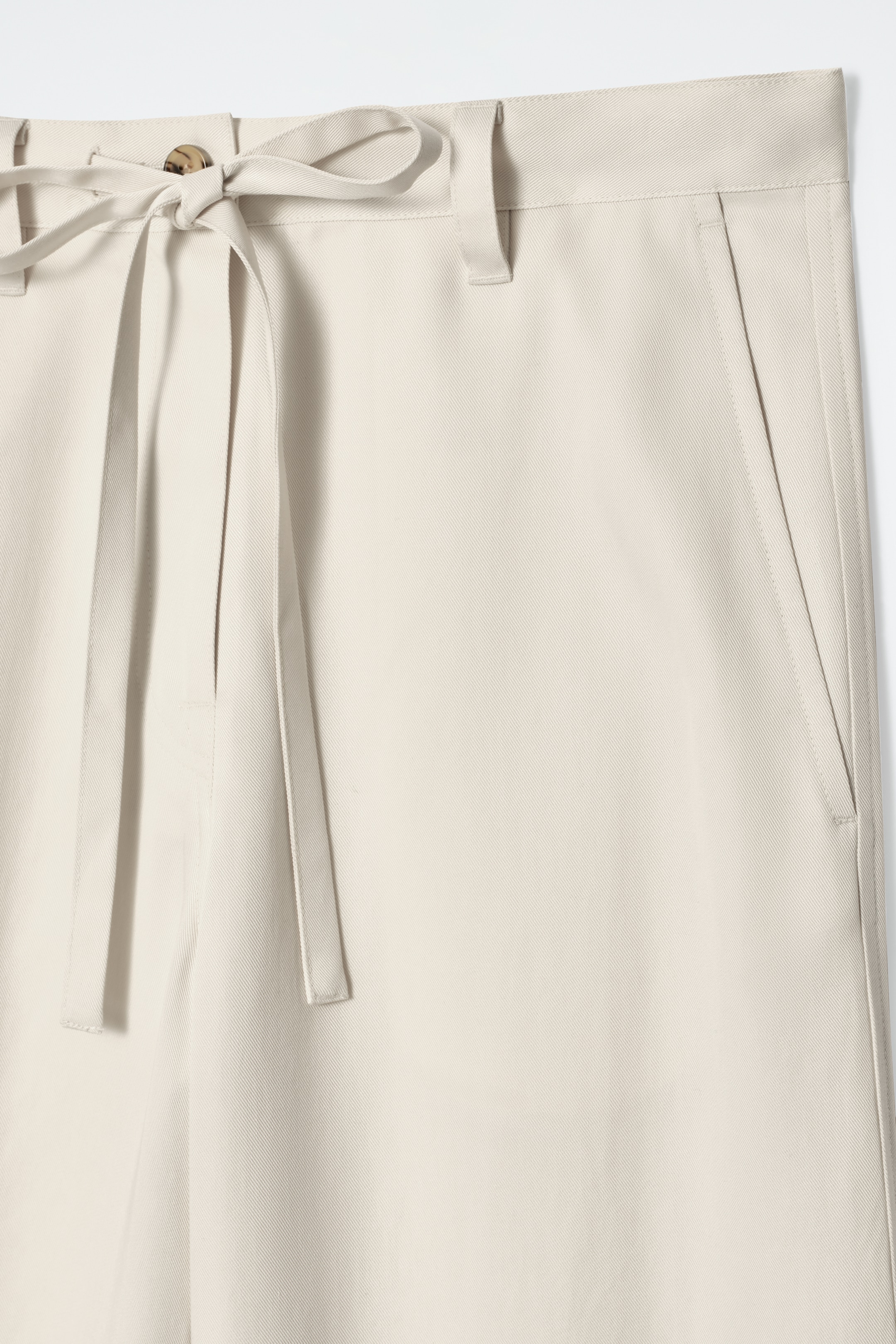 Visa större bild: VIDA BYXOR MED KNYTDETALJ - GRÄDDVIT - DAM | H&M SE 8