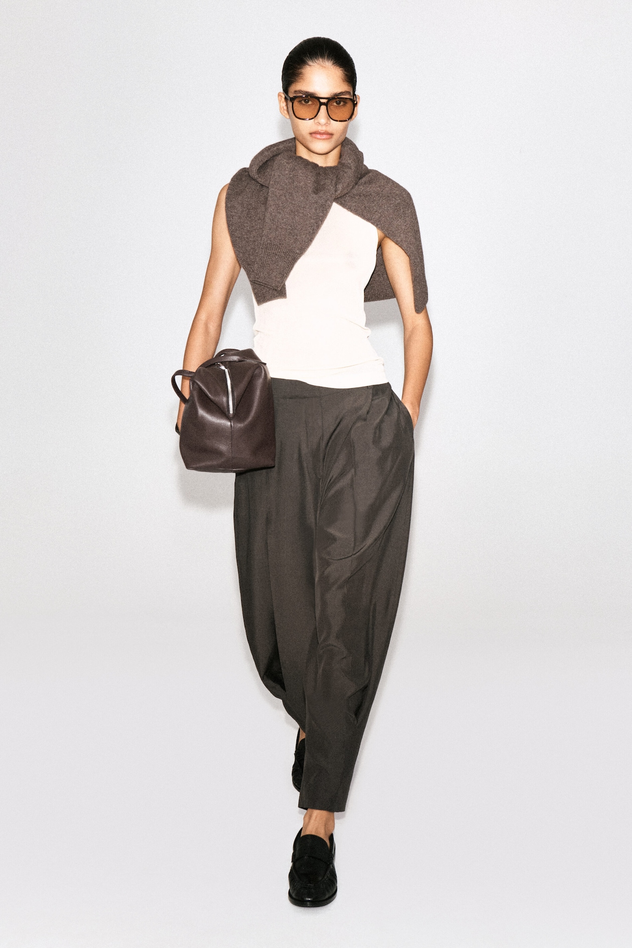 PLEATED BALLOON-LEG PANTS — BROWN