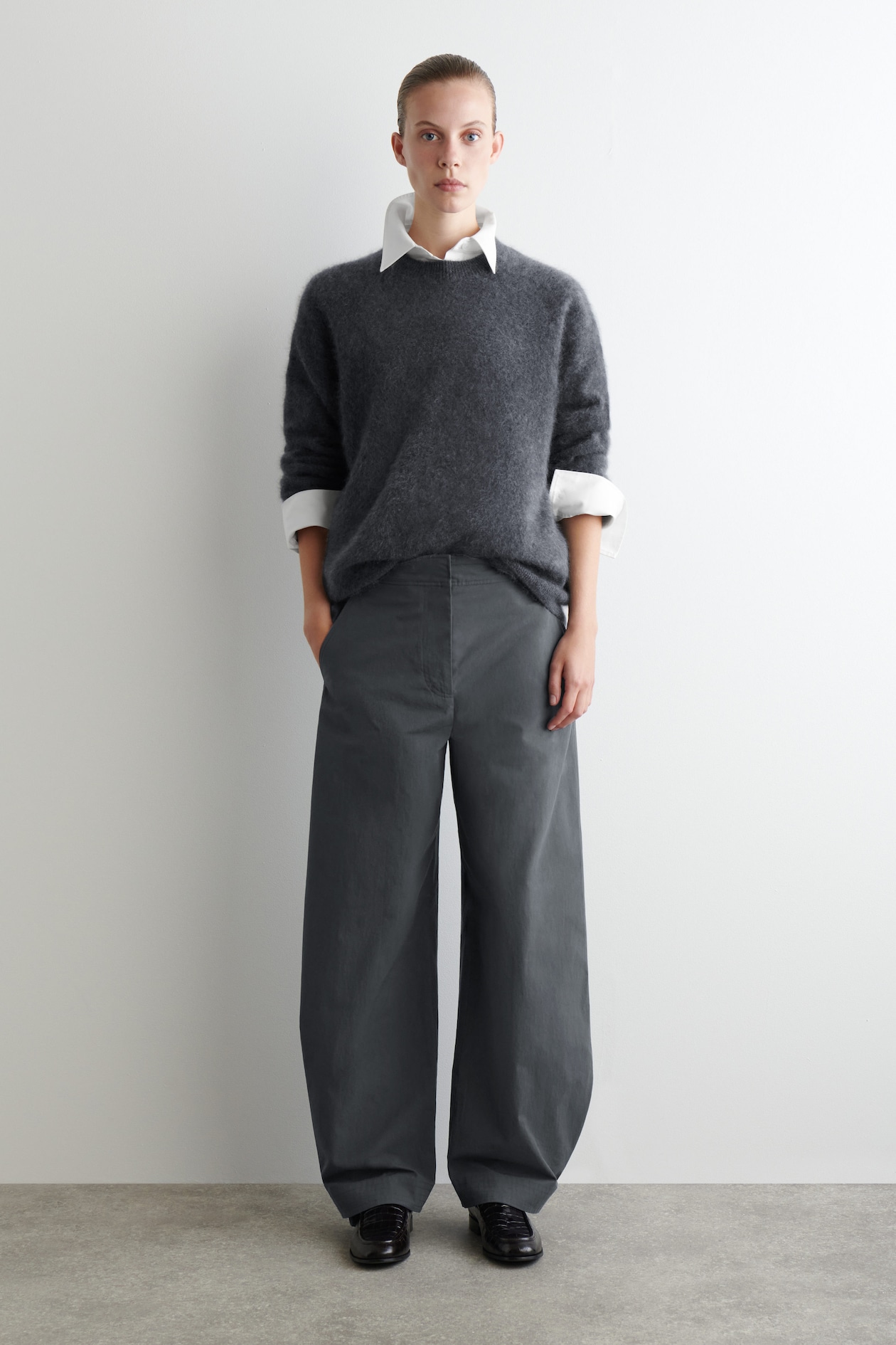 PANTALÓN BARREL LEG DE ALGODÓN PIMA - GRIS OSCURO | COS