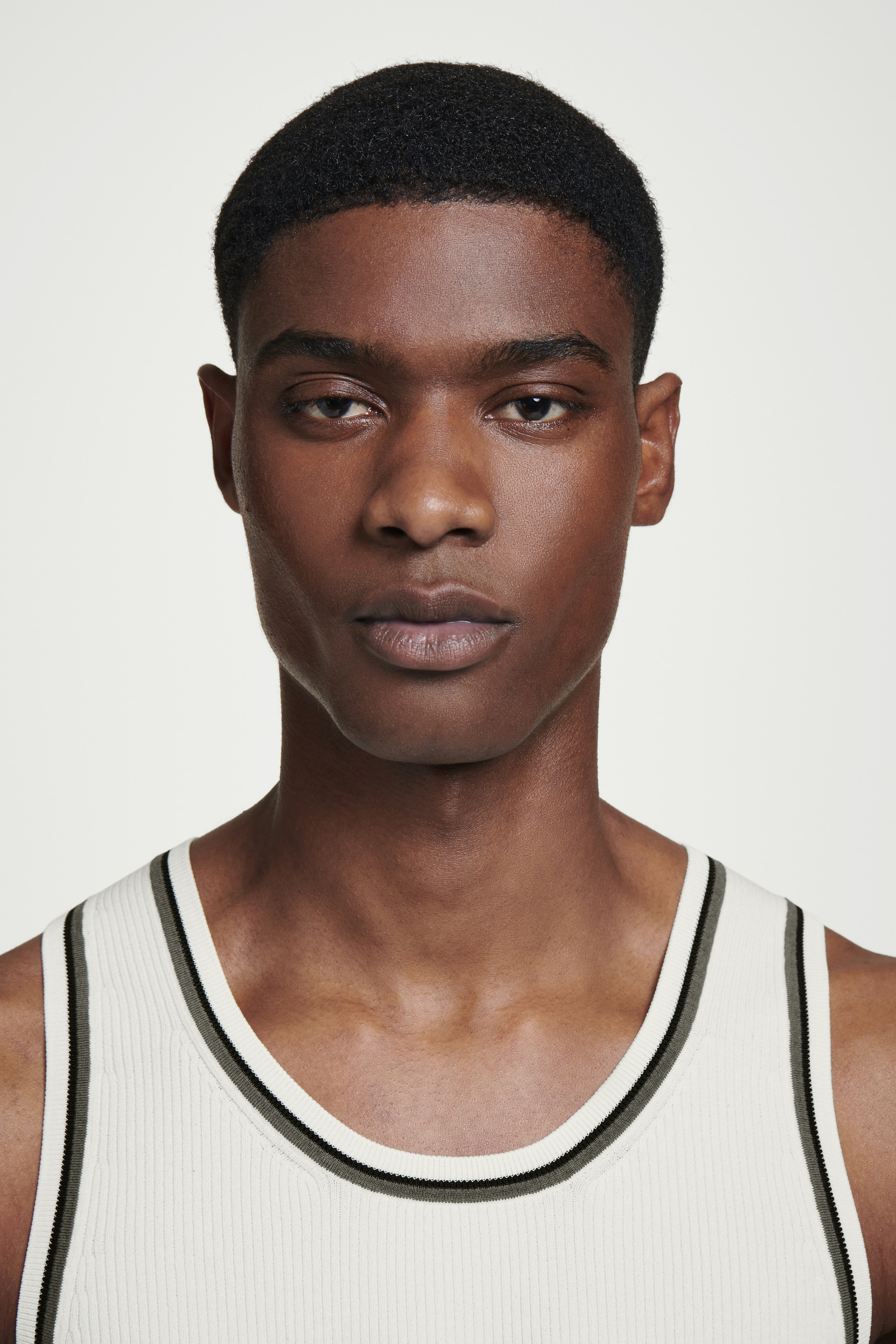 Grösseres Bild ansehen: GERIPPTES TANKTOP MIT KONTRASTPARTIE - WEISS - HERREN | H&M CH 5