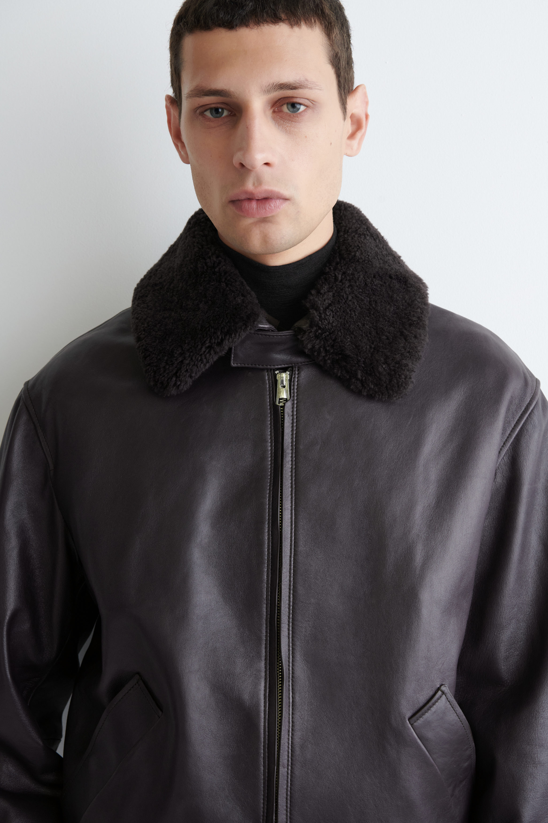 COS ジャケット DETACHABLE SHEARLING-COLLAR LEATHER JACKET - ESPRESSO | COS