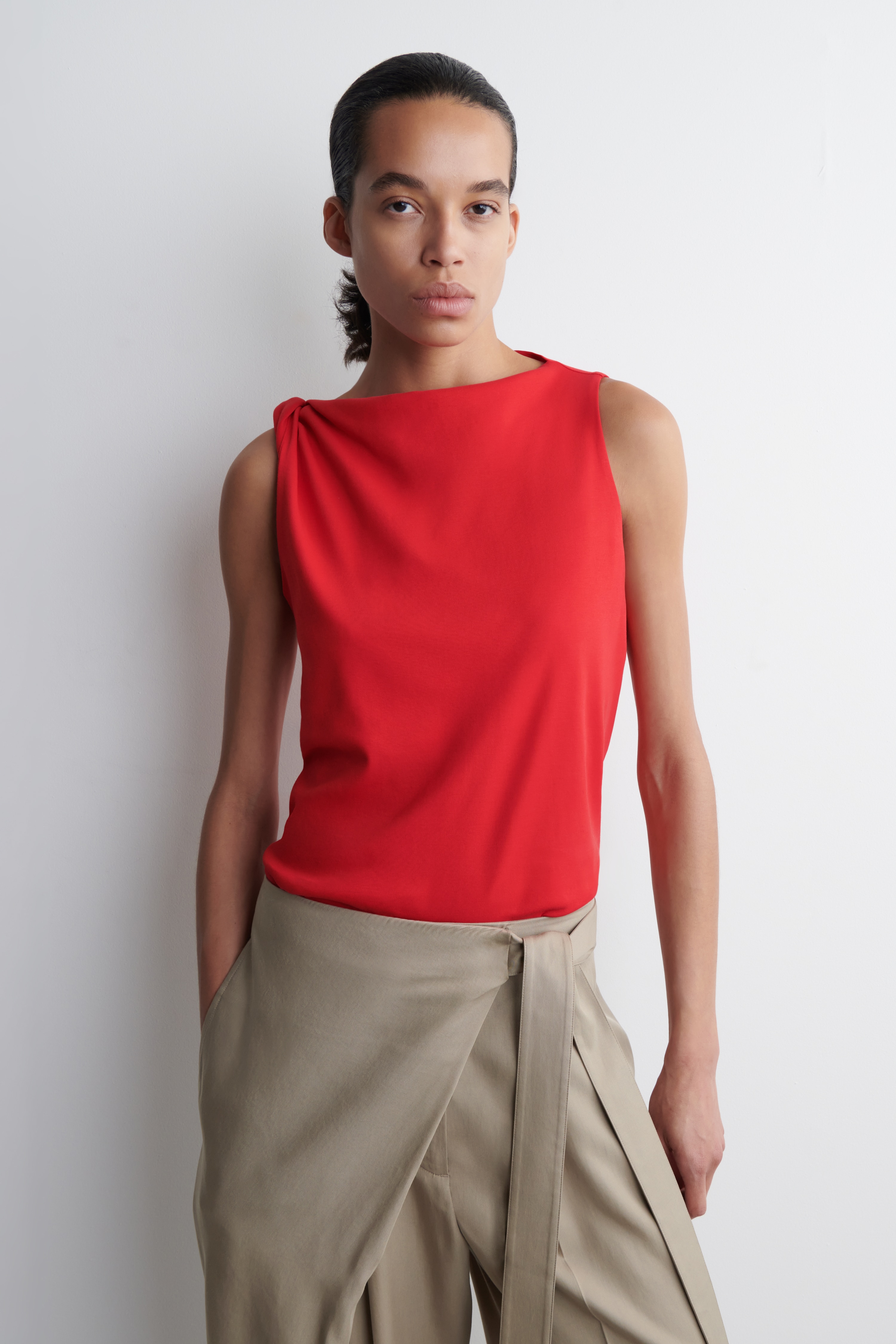 TOP S DETAILY NA TOČENÍ Z BAVLNY - ČERVENÁ/TMAVĚ MODRÁ/BÍLÝ