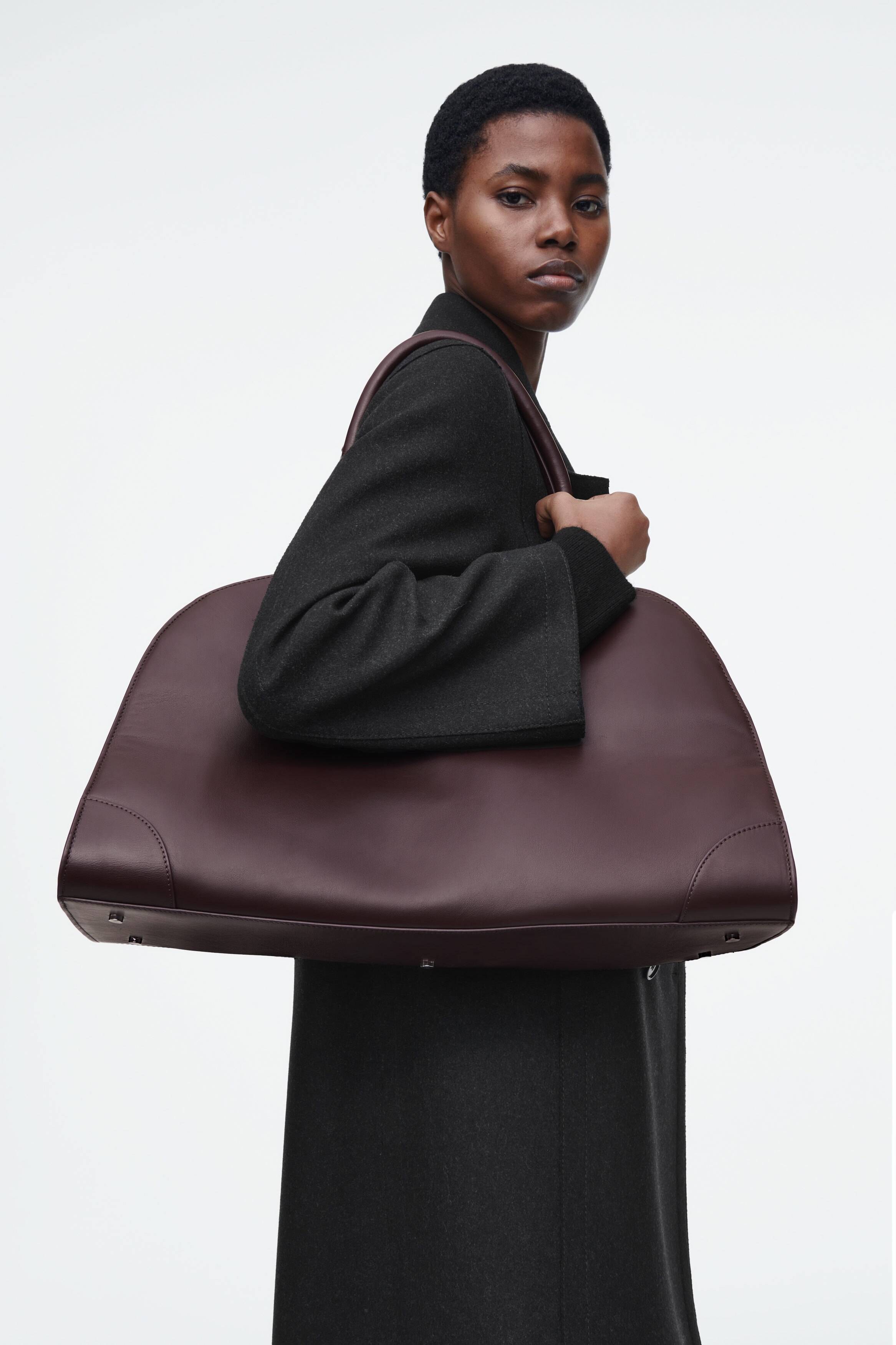 STUDIO BOWLING BAG - LEATHER - BURGUNDY | COS