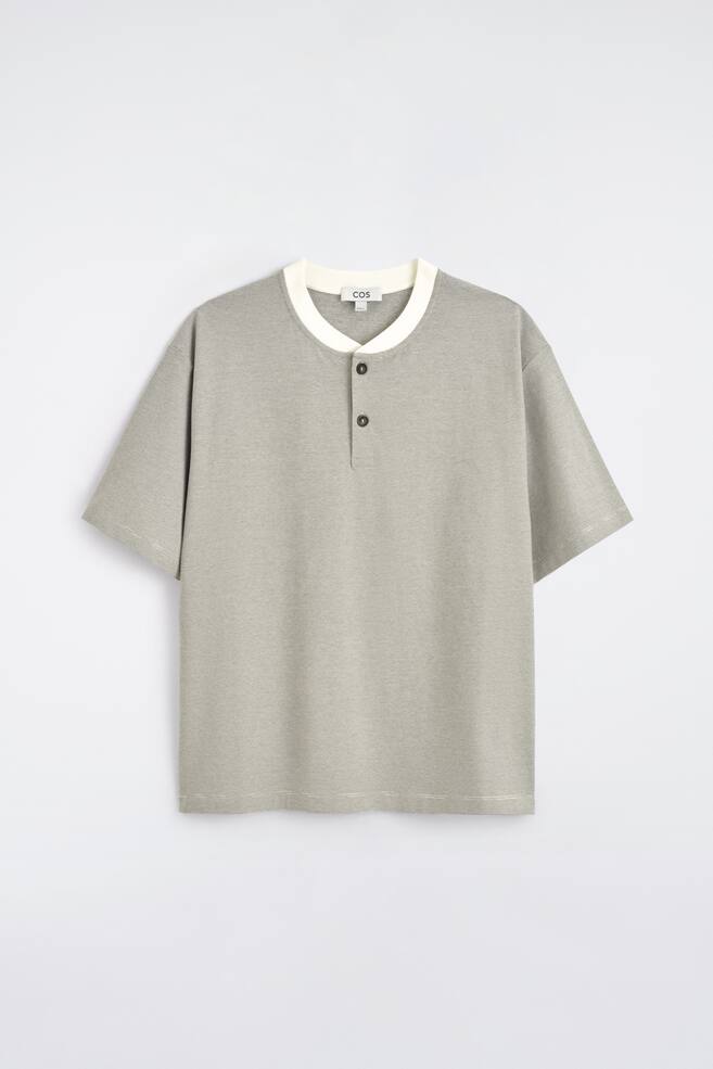 BAWEŁNIANA KOSZULKA HENLEY W PASKI - CZARNY/ BIAŁY/ PASKI - 1