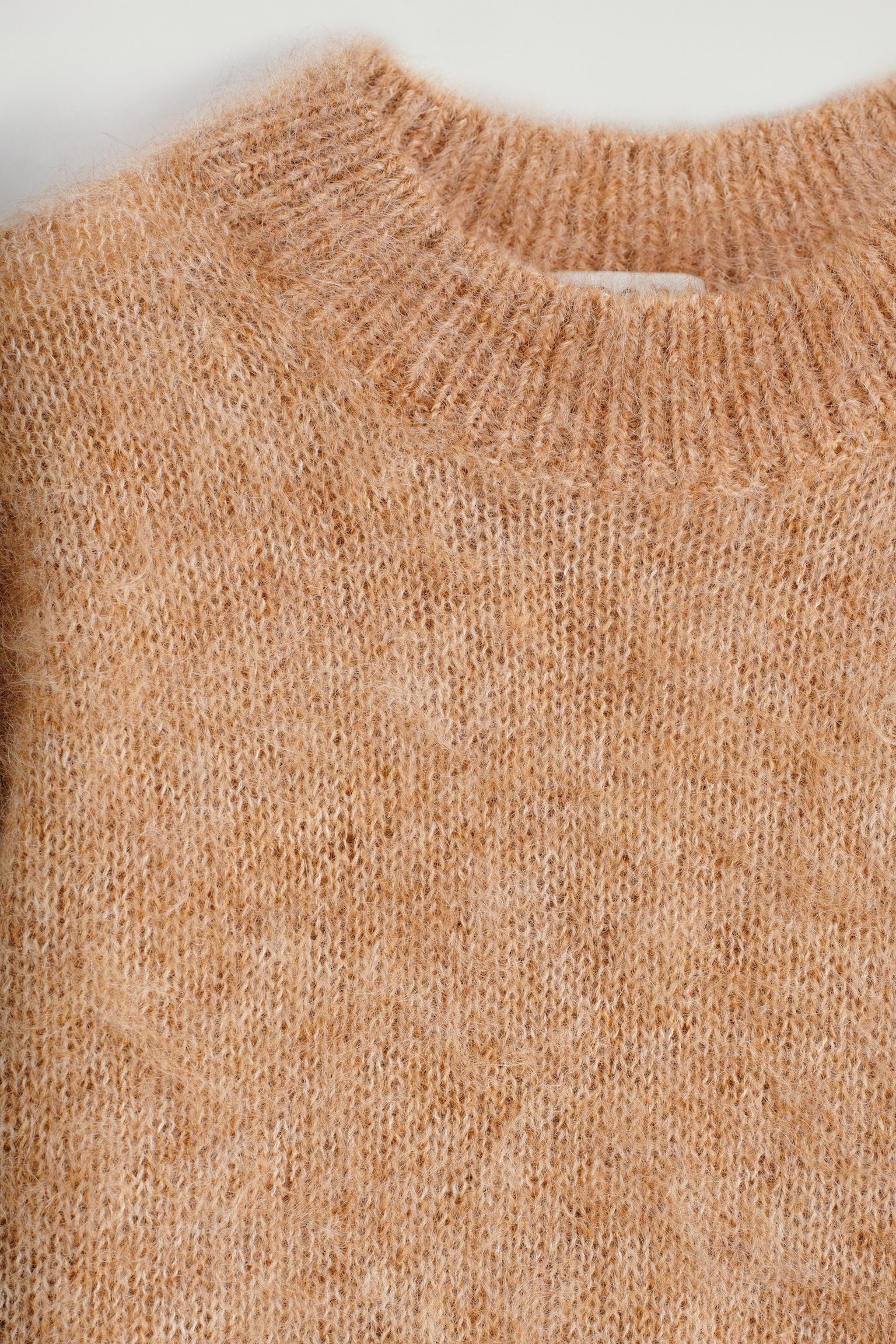 JERSEY DE LANA Y MOHAIR CON CUELLO REDONDO - CAMEL JASPEADO - 5
