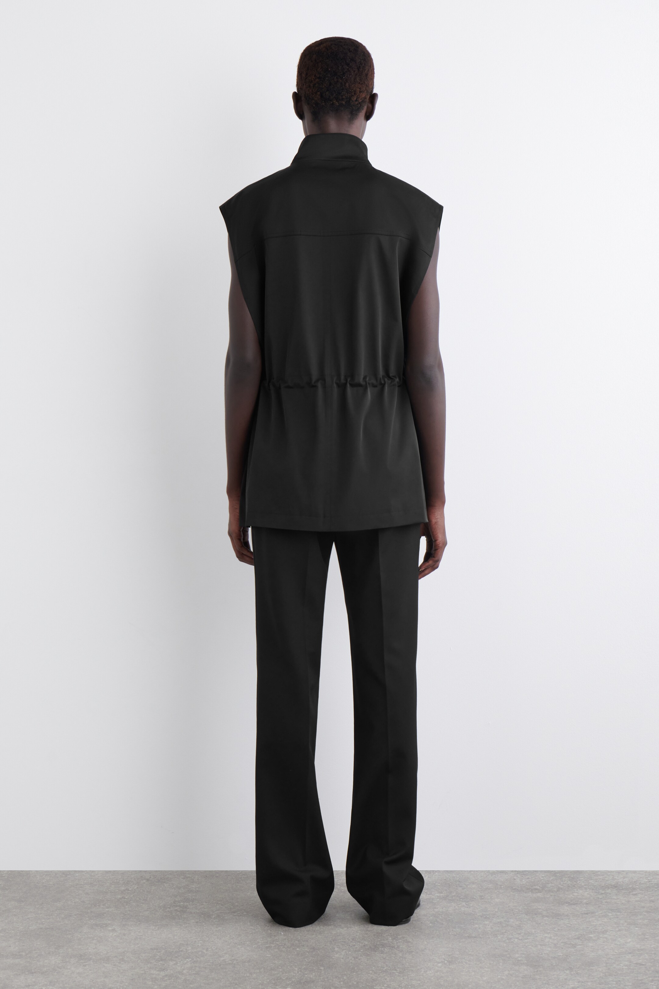 Visualizza immagine più grande: GILET UTILITY CON COLLO A LUPETTO - NERO - DONNA | H&M IT 2