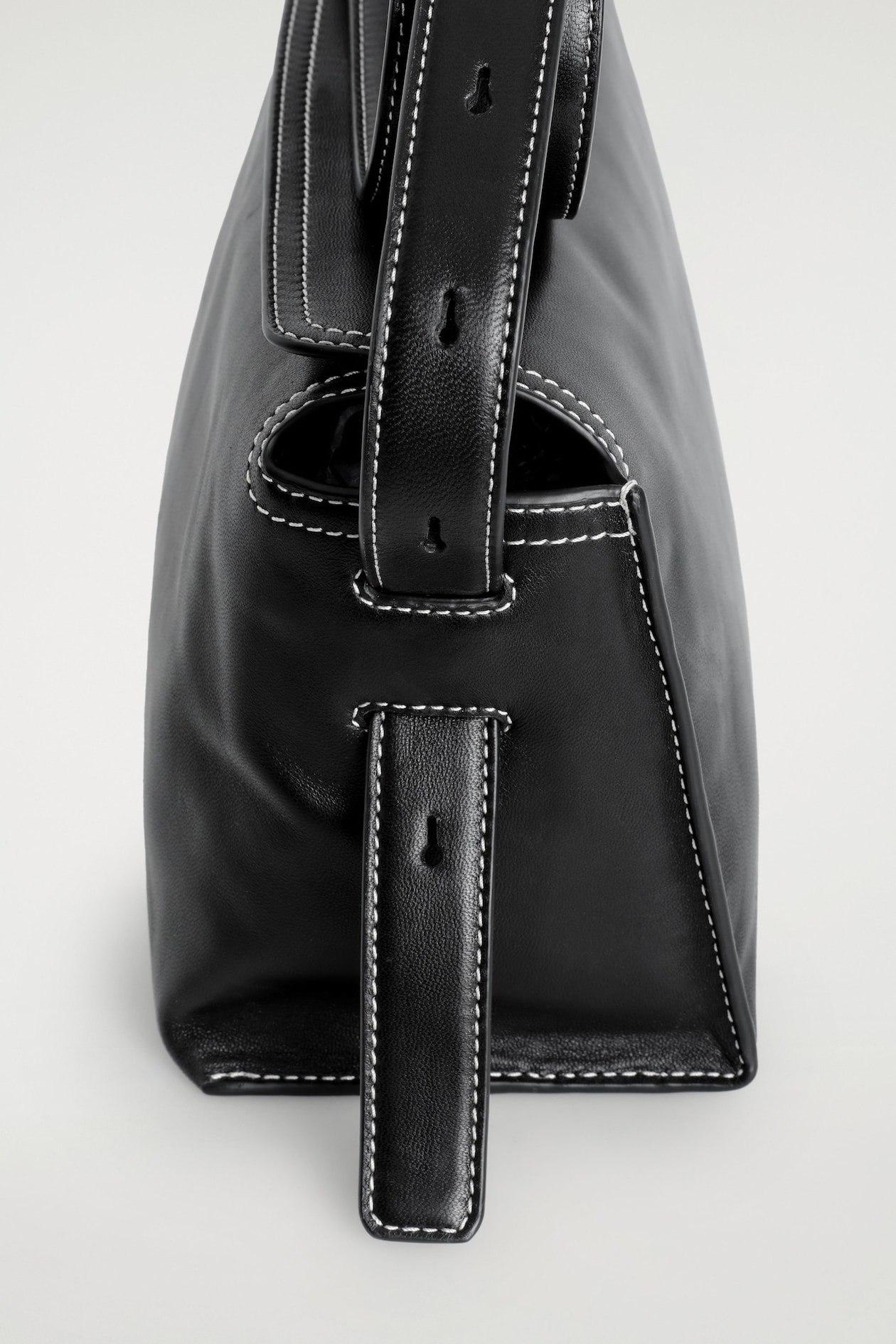 PLINTH CROSSBODY BAG - LEATHER — BLACK