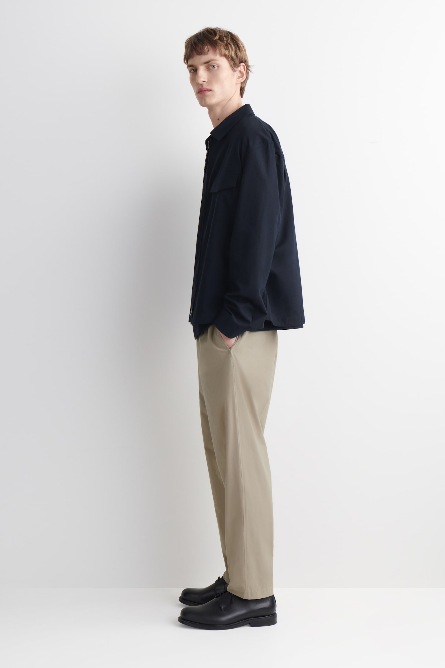 מכנסי כותנה אלסטיים עם גזרה מצומצמת - בז'/שחור - 5