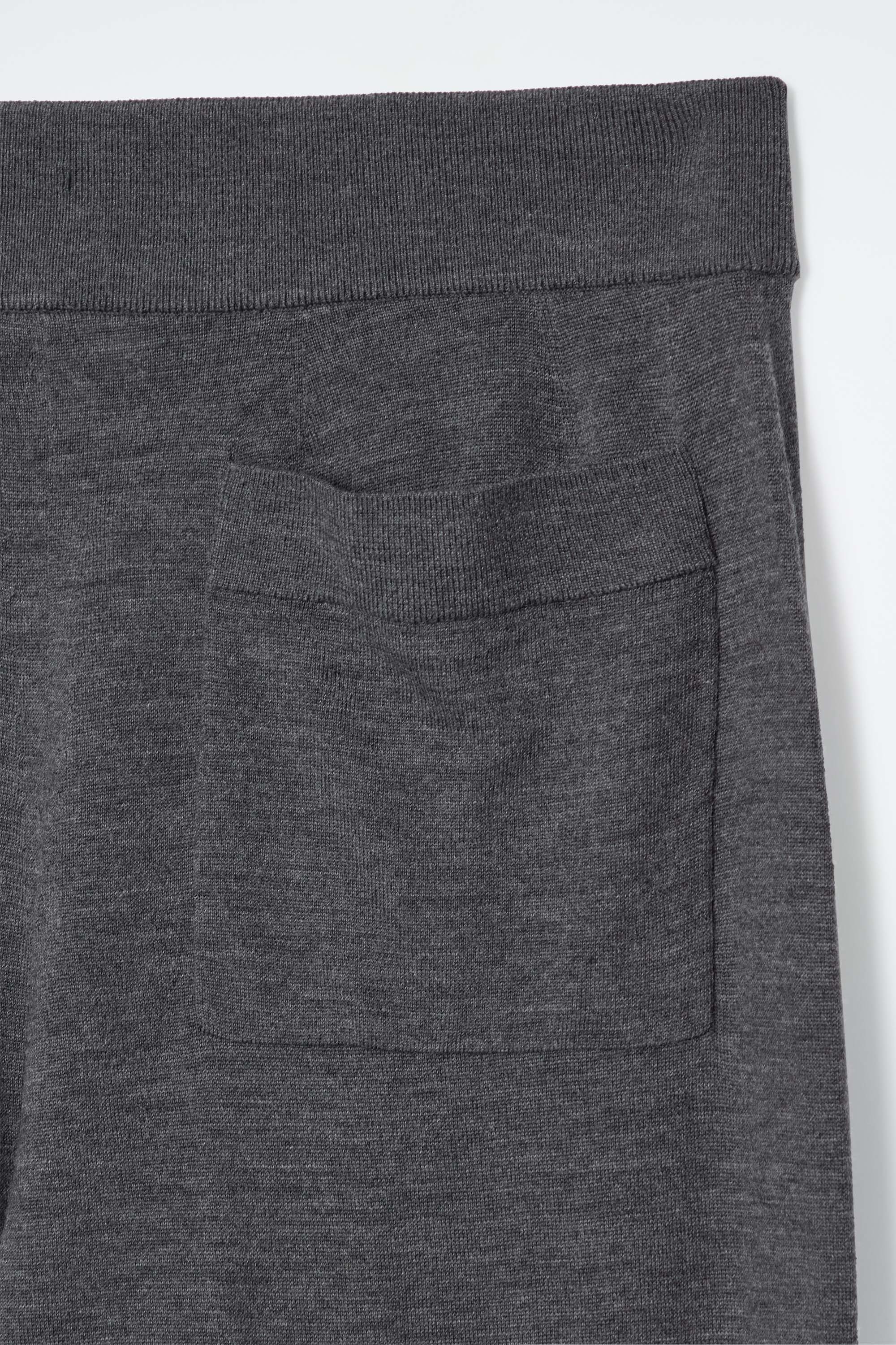 パンツ s/e/o : 24FW / FLUID WOOL TROUSERS (DARK GREY) MERINO WOOL TROUSERS - DARK GREY | COS