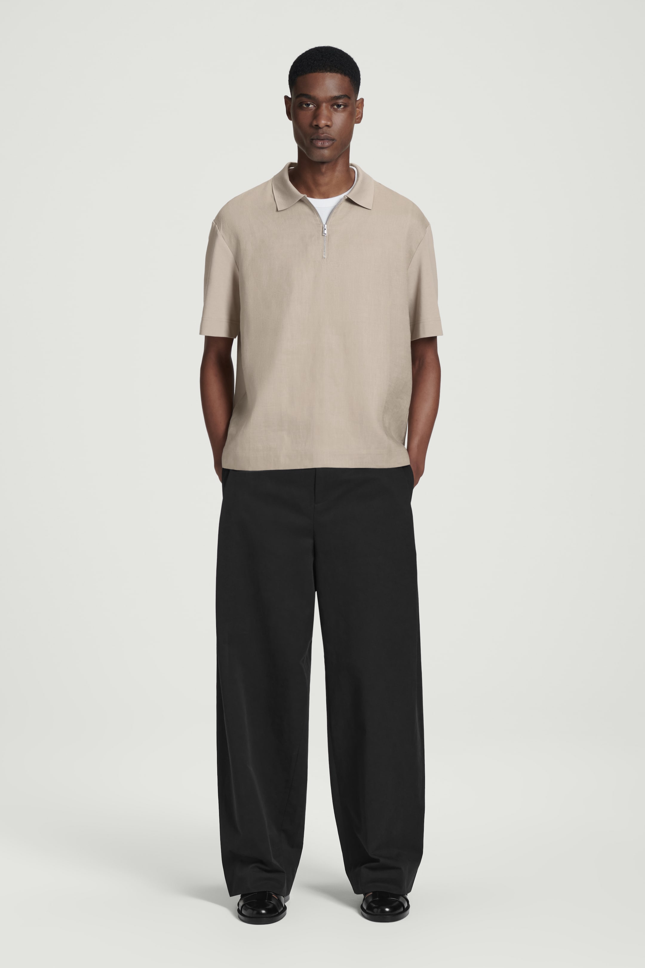 Größeres Bild anzeigen: POLOSHIRT AUS LEINEN MIT KONTRASTEINSATZ - BRAUN - Men | H&M AT 5
