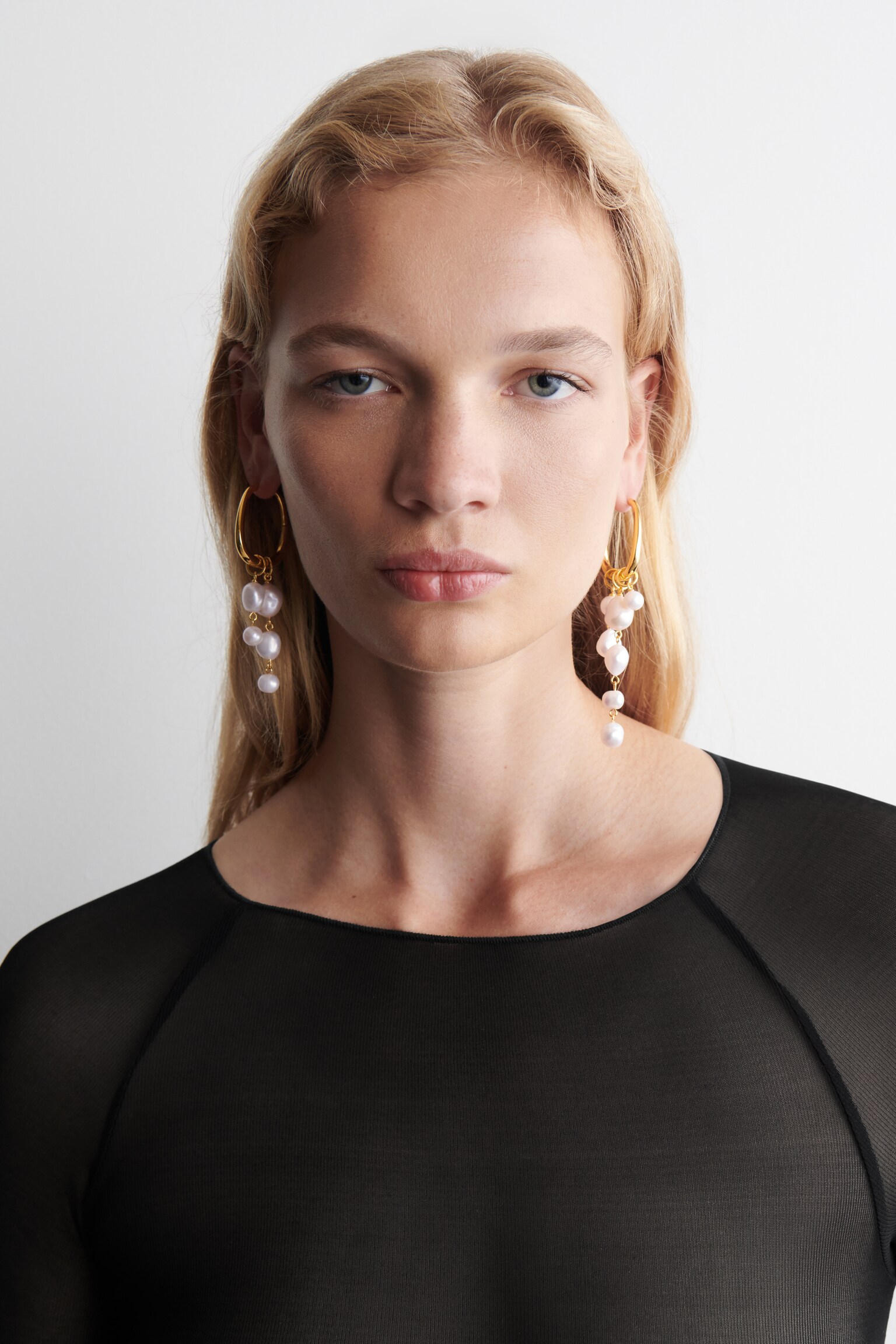 MISMATCHED FRESHWATER PEARL CHARM EARRINGS - GOLD
