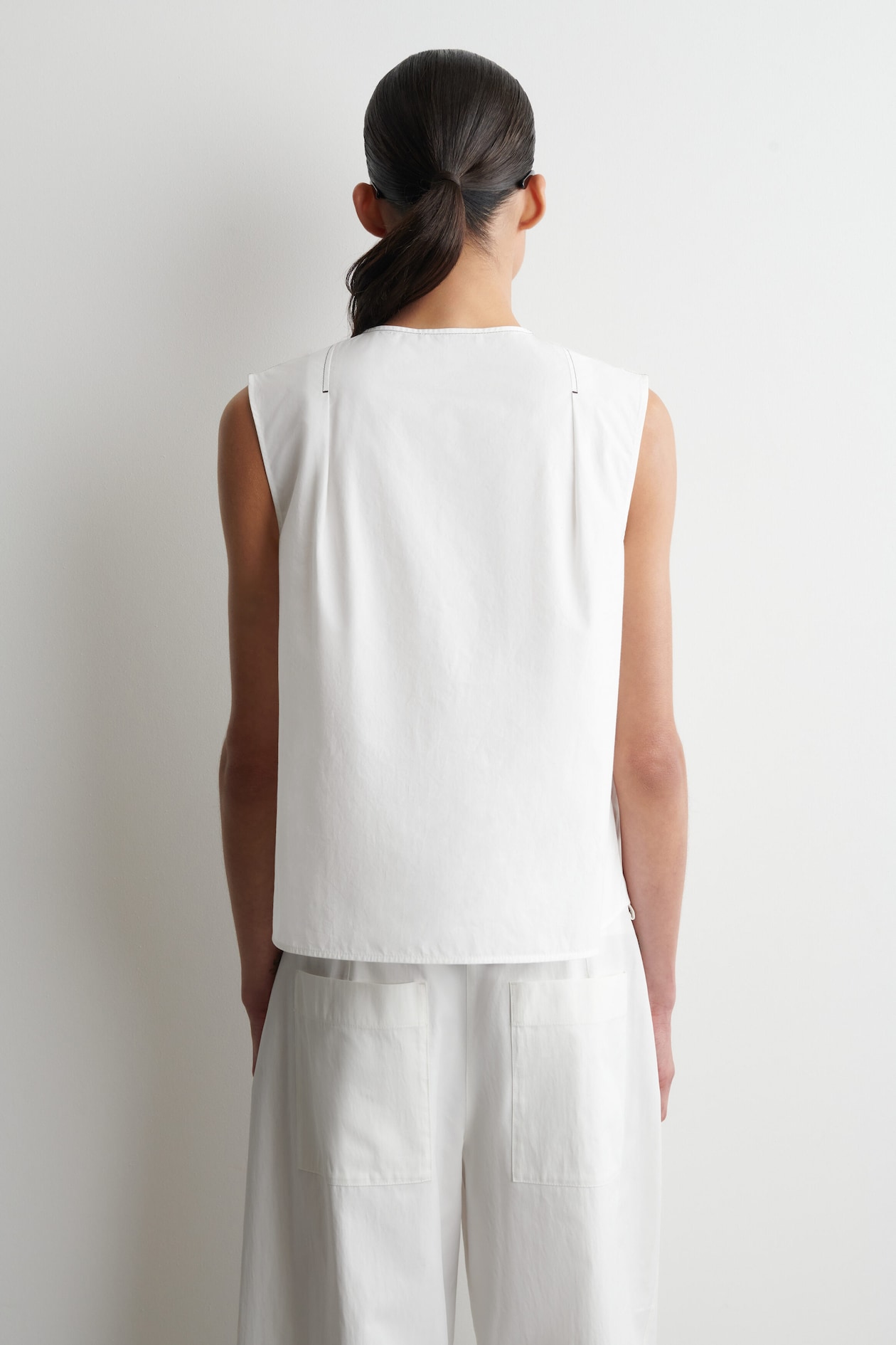 PLEATED SLEEVELESS TOP — WHITE