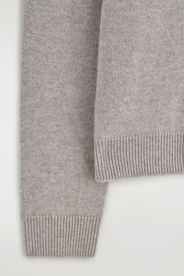 PURE CASHMERE CREW-NECK SWEATER — LIGHT GRAY 6