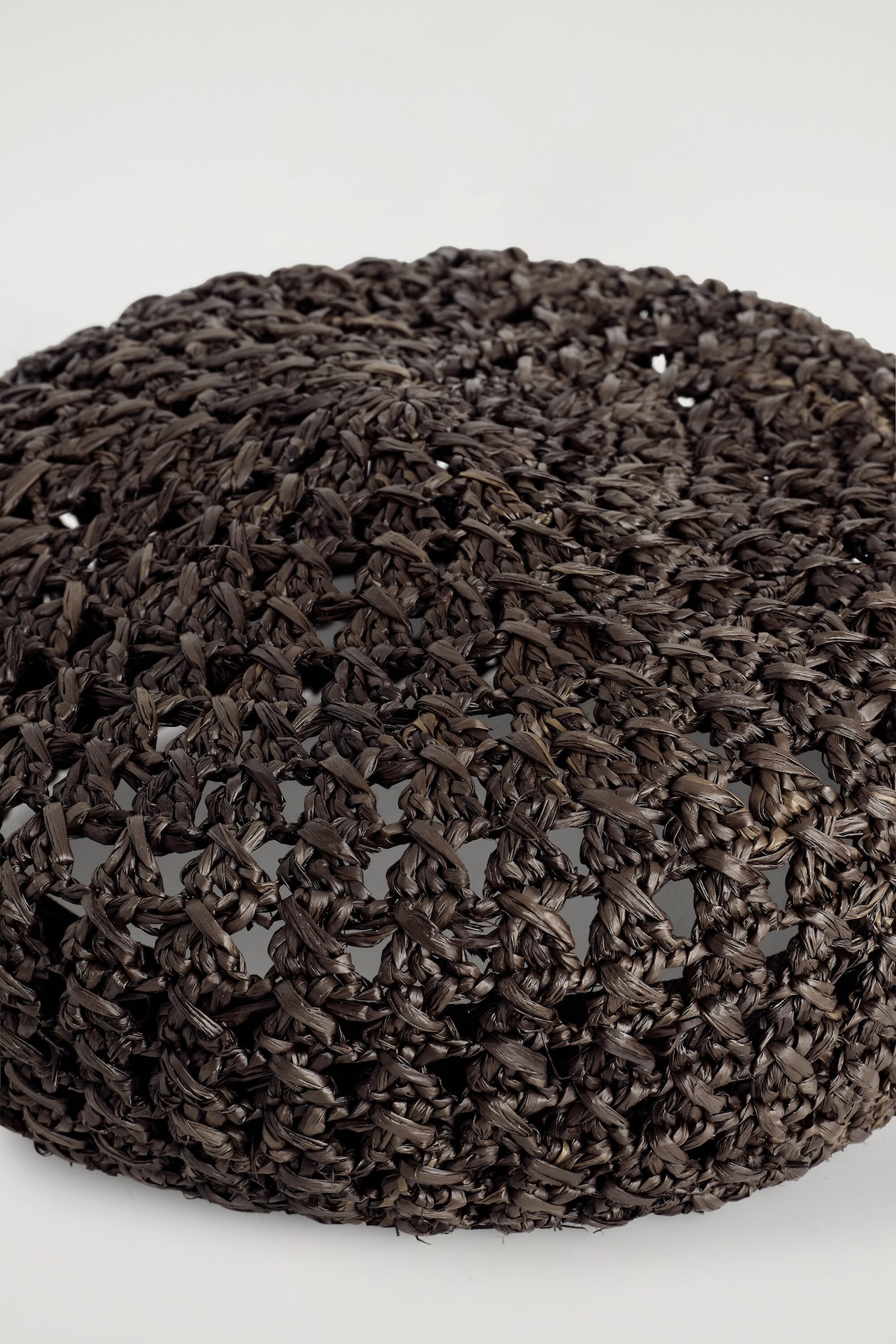 RAFFIA BERET — BROWN