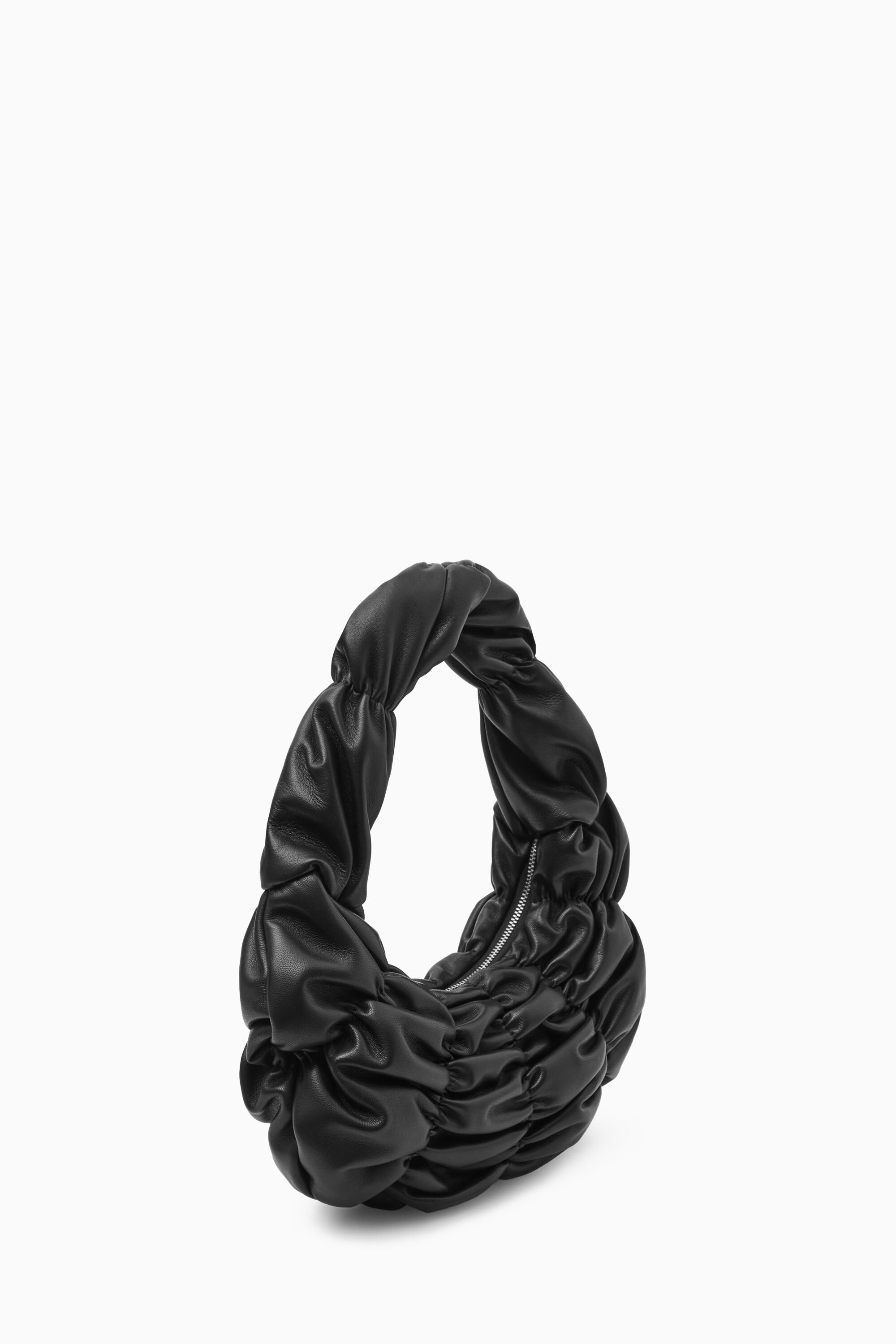 ★TOUT Y EST★ RIPPLE SHOULDER BAG BLACK CPCA2501 RIPPLE SHOULDER BAG - LEATHER - BLACK | COS