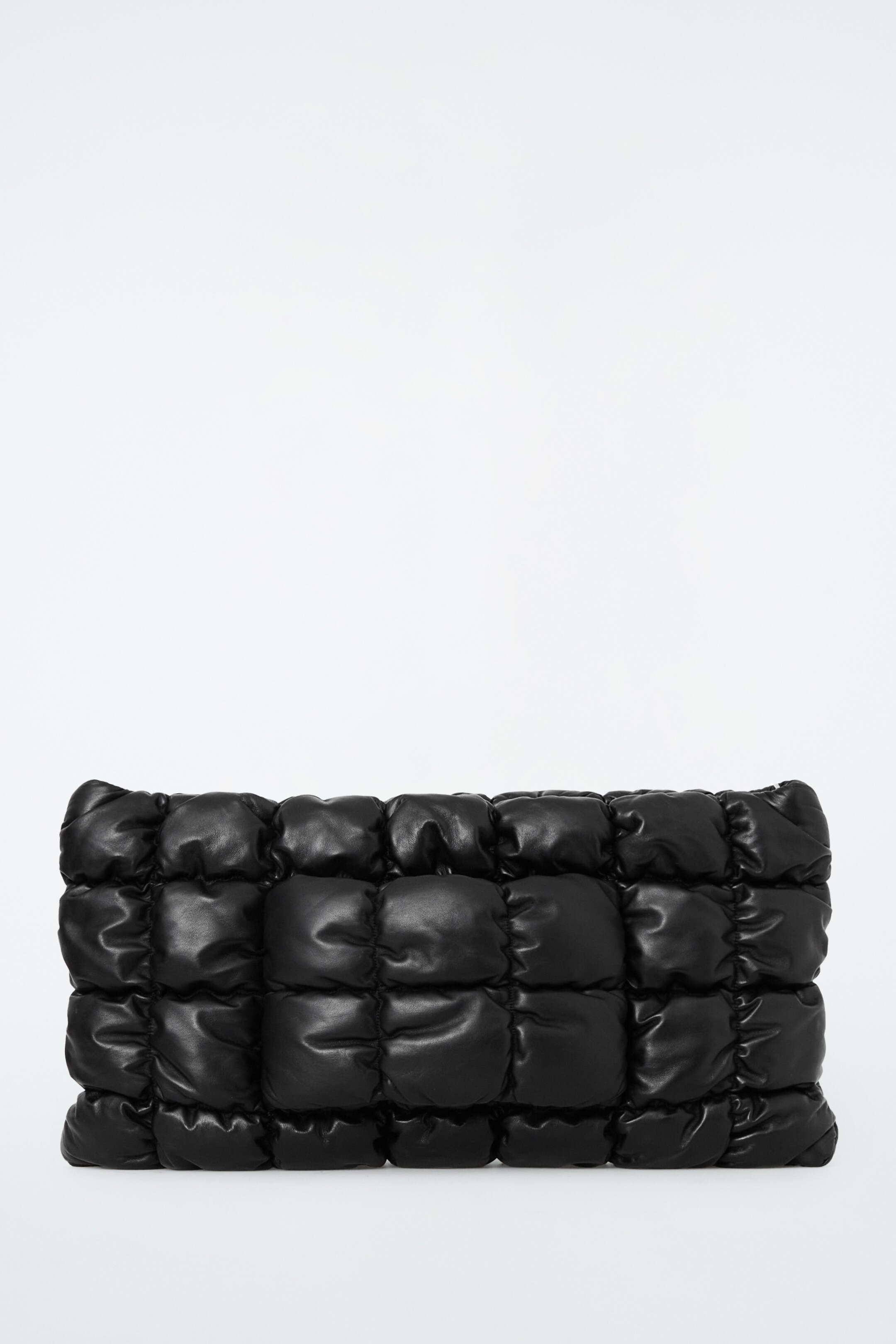 Grösseres Bild ansehen: GROSSE GESTEPPTE PILLOW CLUTCH - LEDER - SCHWARZ - DAMEN | H&M CH 1