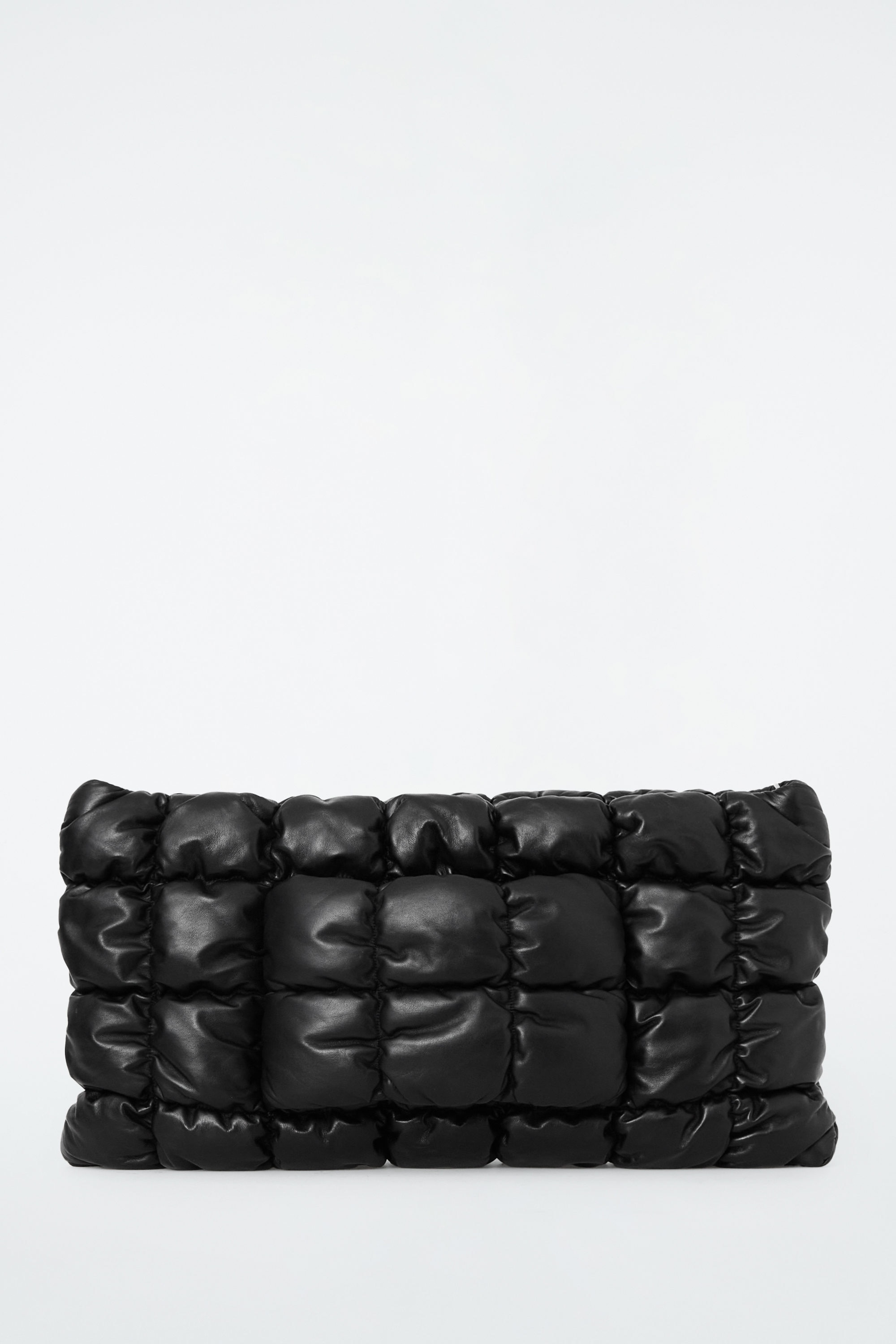 ★送料・関税込★COS★Quilted Oversized Shoulder Bag : Black OVERSIZED QUILTED CROSSBODY BAG - BLACK | COS
