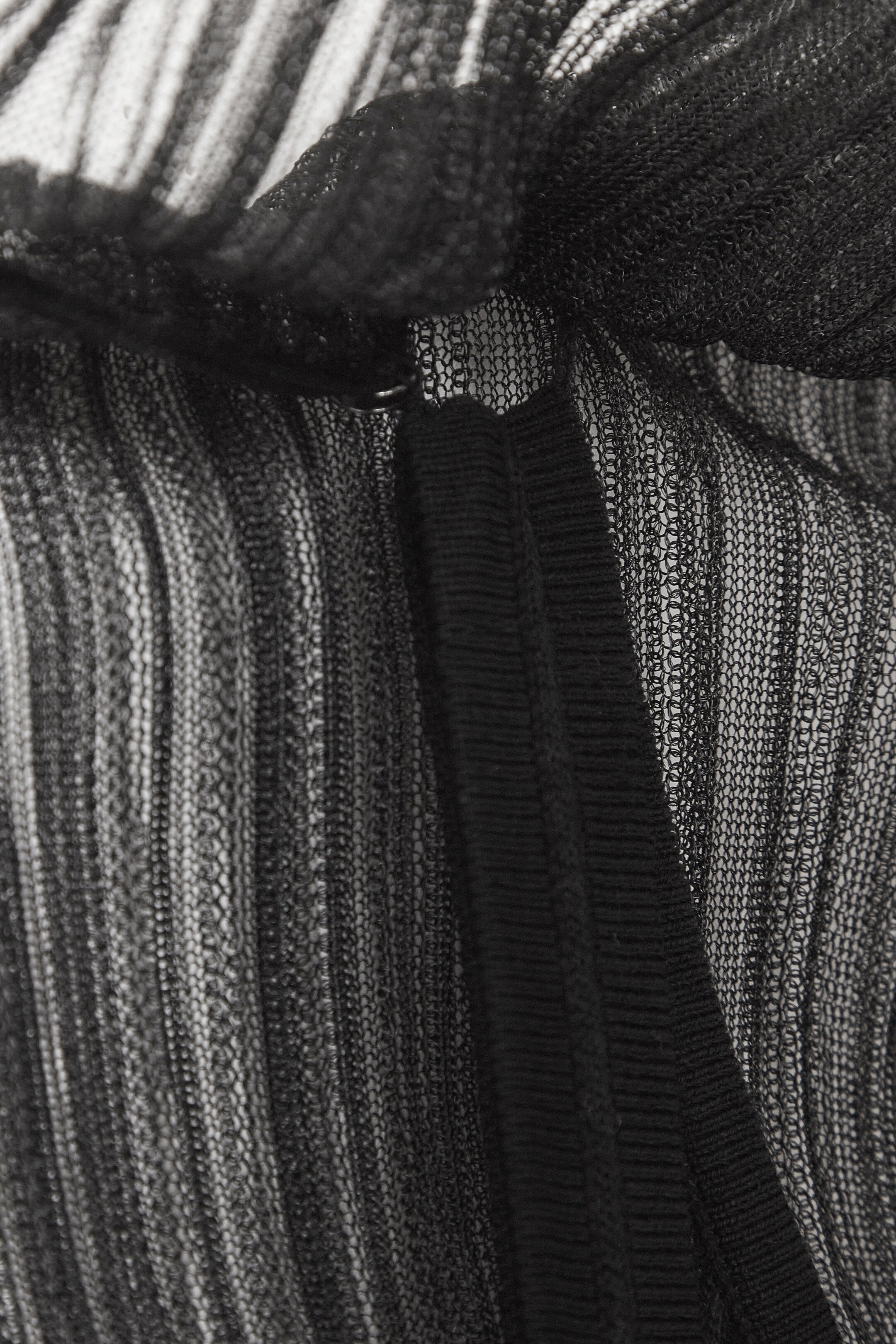 Ingrandisci l'immagine: SHEER PLISSÉ MIDI DRESS - BLACK - DONNA | H&M CH 2