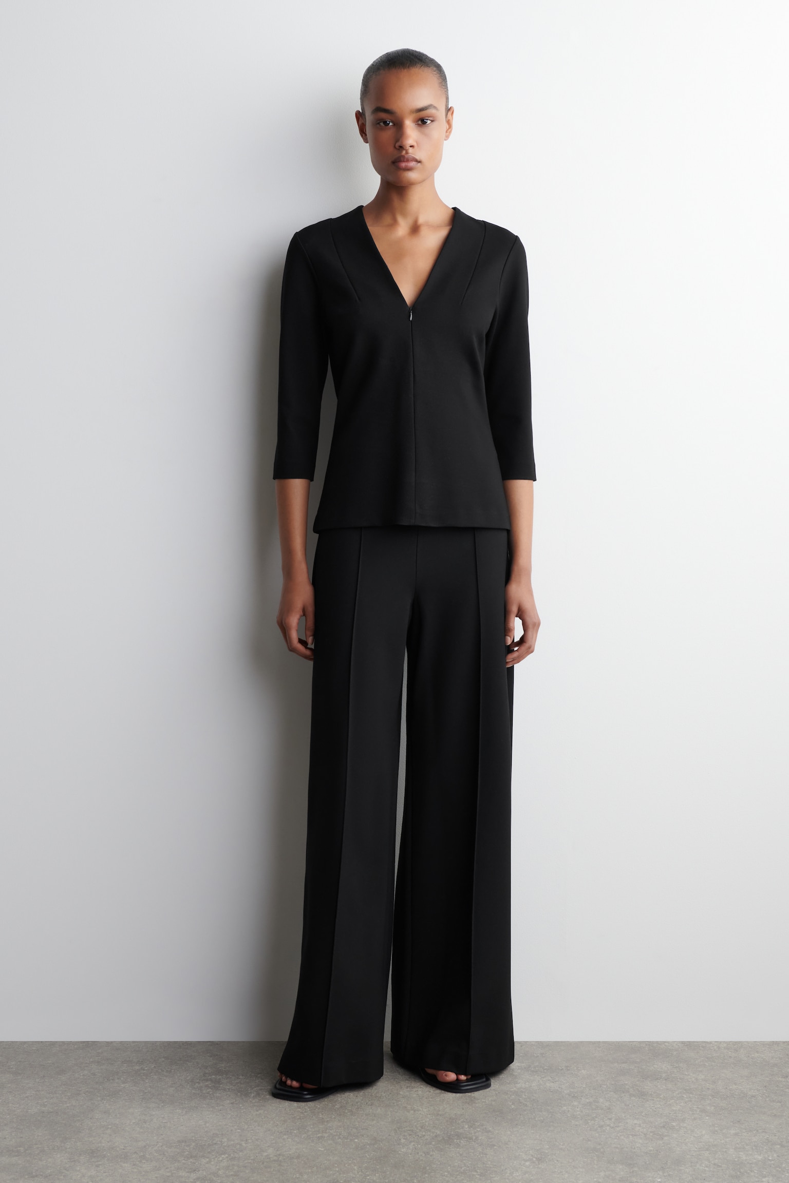 BLUSA ELÁSTICA CON CUELLO DE PICO - NEGRO - 5