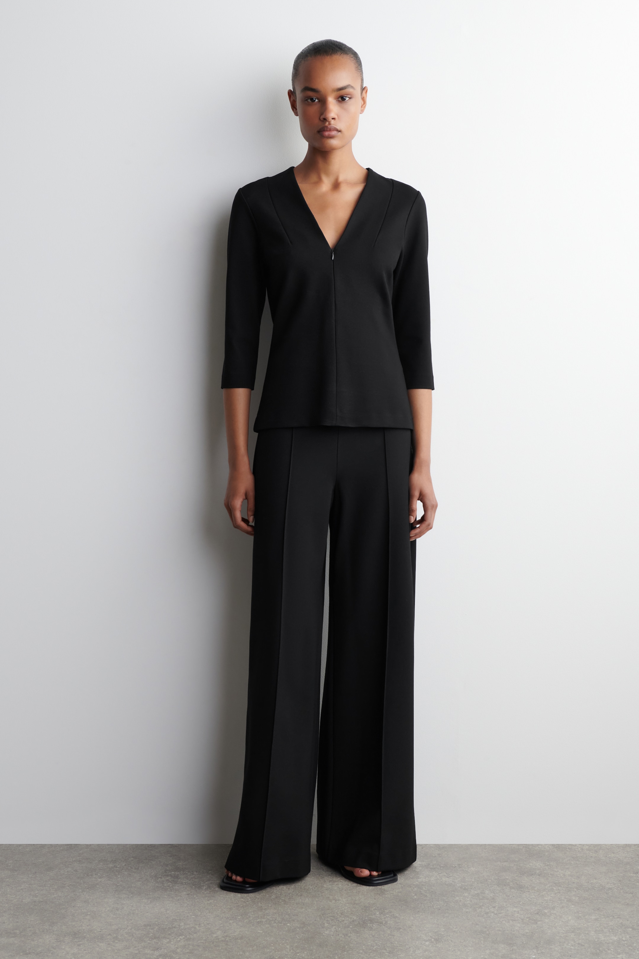 Größeres Bild anzeigen: JERSEY-OBERTEIL MIT V-AUSSCHNITT - SCHWARZ - Ladies | H&M AT 2