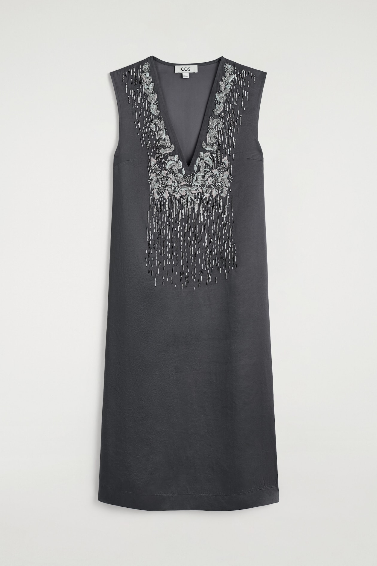 Das dunkelgraue, mit Perlen verzierte Satin-Midikleid mit V-Ausschnitt wird von vorne gezeigt und verfügt über eine ärmellose, gerade geschnittene Silhouette. Es präsentiert aufwendige silberne Blumenstickereien sowie herabfallende, vertikale Perlenlinien, die den tiefen V-Ausschnitt einrahmen.