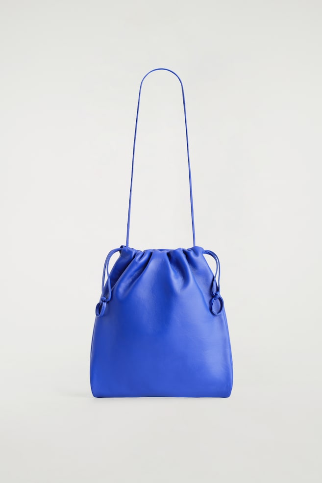 BOLSO BANDOLERA AJUSTE CORDÓN - PIEL - AZUL COBALTO/NEGRO - 1